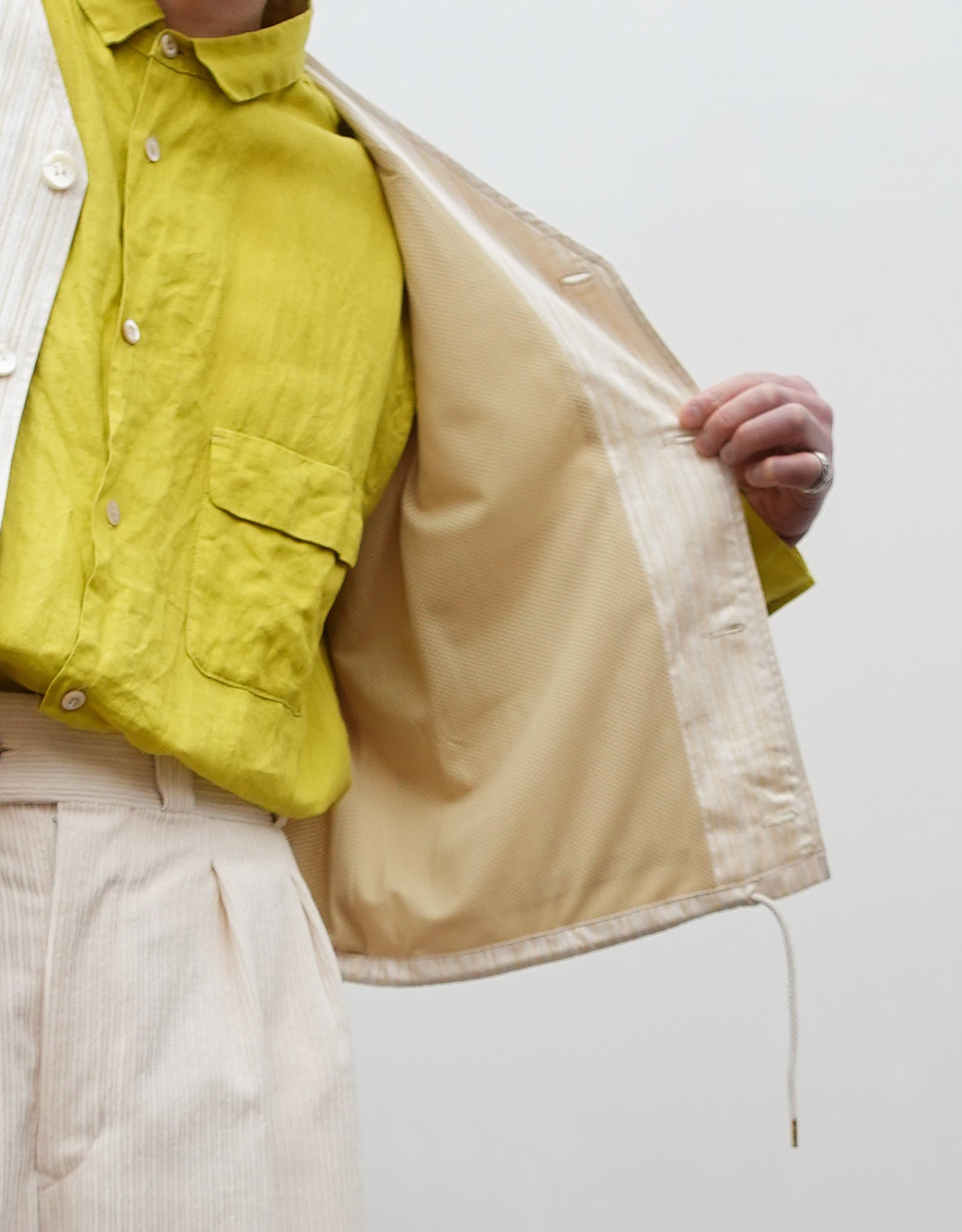 NEZU YO-HINTEN(根津洋品店) ハンティングベスト ジャガード ストライプ ホワイト ライトイエロー 通販 184cm着用イメージ 裏地 メッシュ セレクトショップ VOUILLON