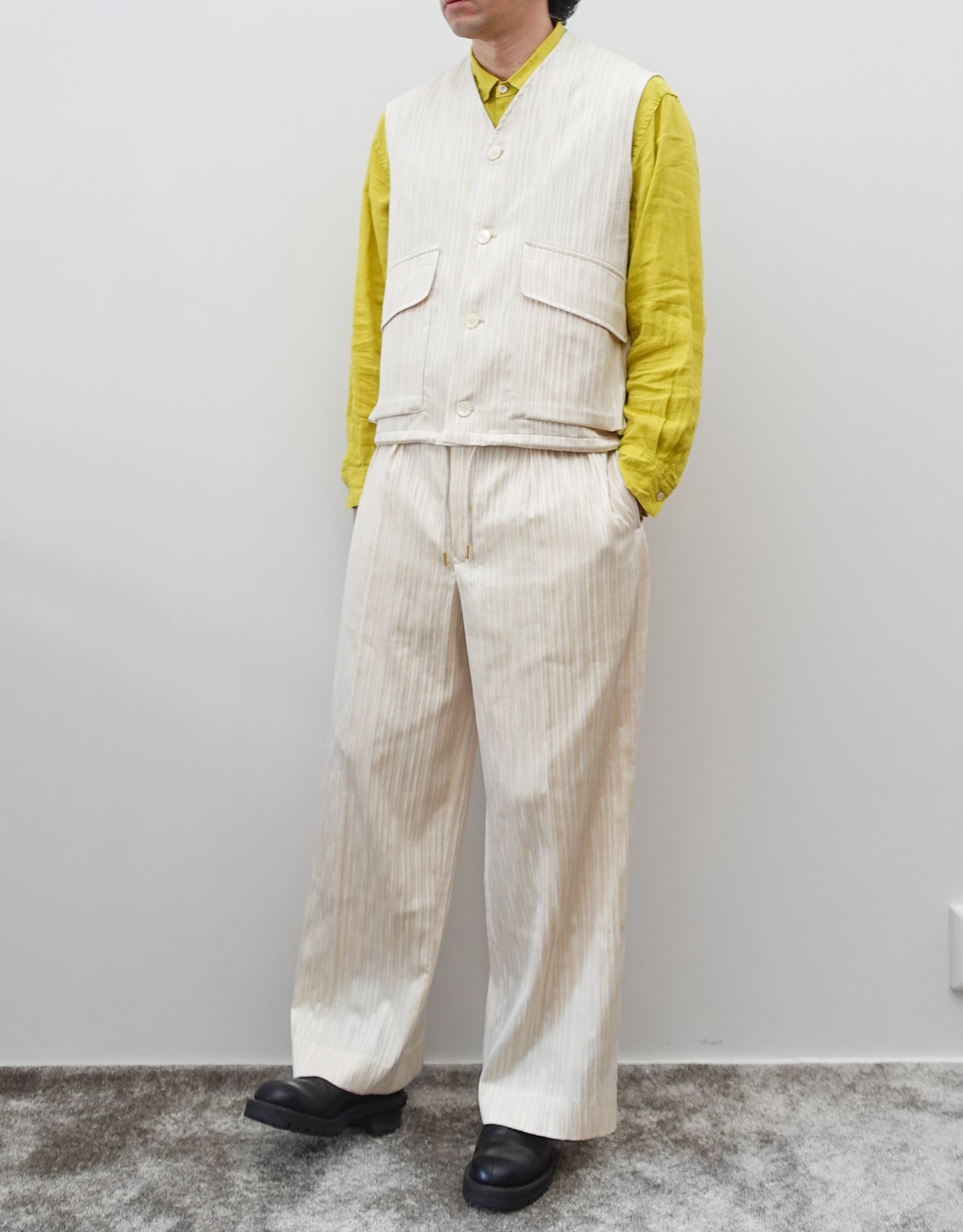 NEZU YO-HINTEN(根津洋品店) ハンティングベスト ジャガード ストライプ ホワイト ライトイエロー 通販 184cm着用イメージ 全身 セットアップ TANGO PANTS セレクトショップ VOUILLON