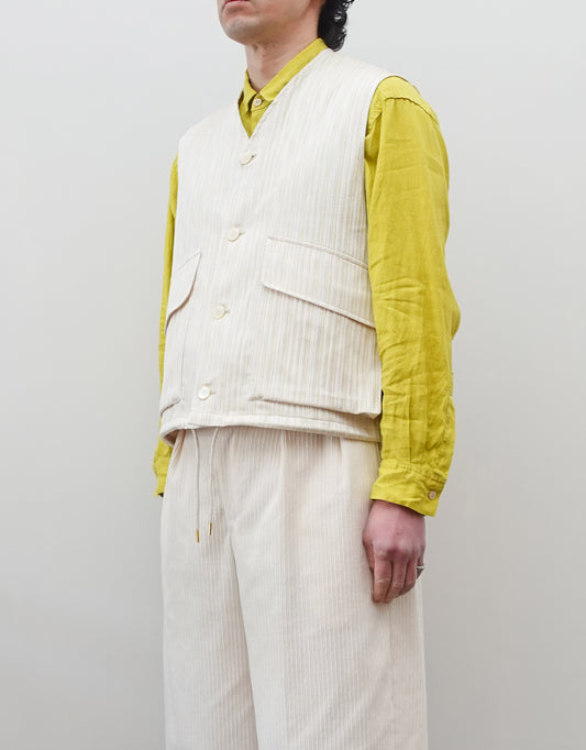 NEZU YO-HINTEN(根津洋品店) ハンティングベスト ジャガード ストライプ ホワイト ライトイエロー 通販 184cm着用イメージ 上半身 左斜め前 セレクトショップ VOUILLON
