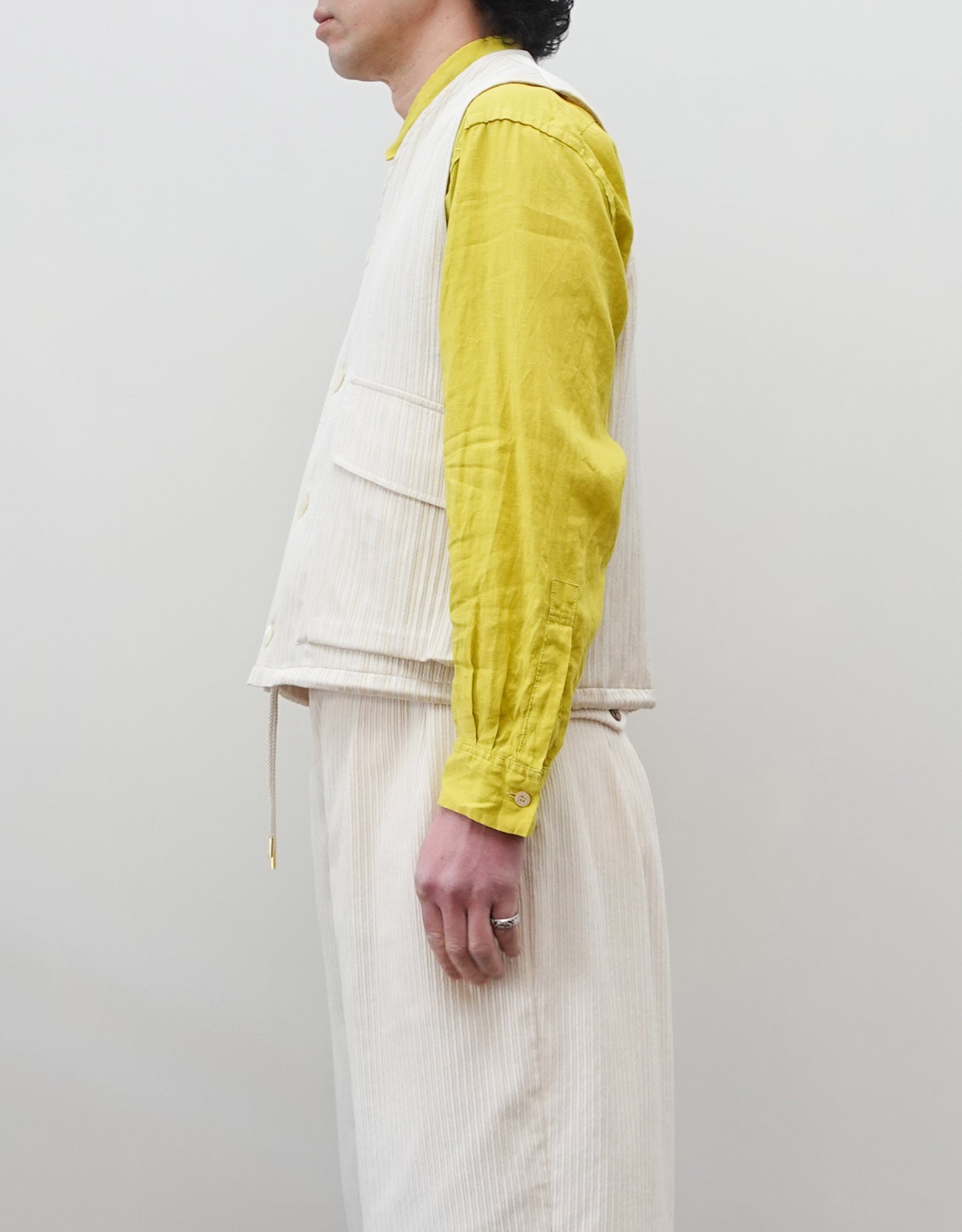 NEZU YO-HINTEN(根津洋品店) ハンティングベスト ジャガード ストライプ ホワイト ライトイエロー 通販 184cm着用イメージ 上半身 左 セレクトショップ VOUILLON