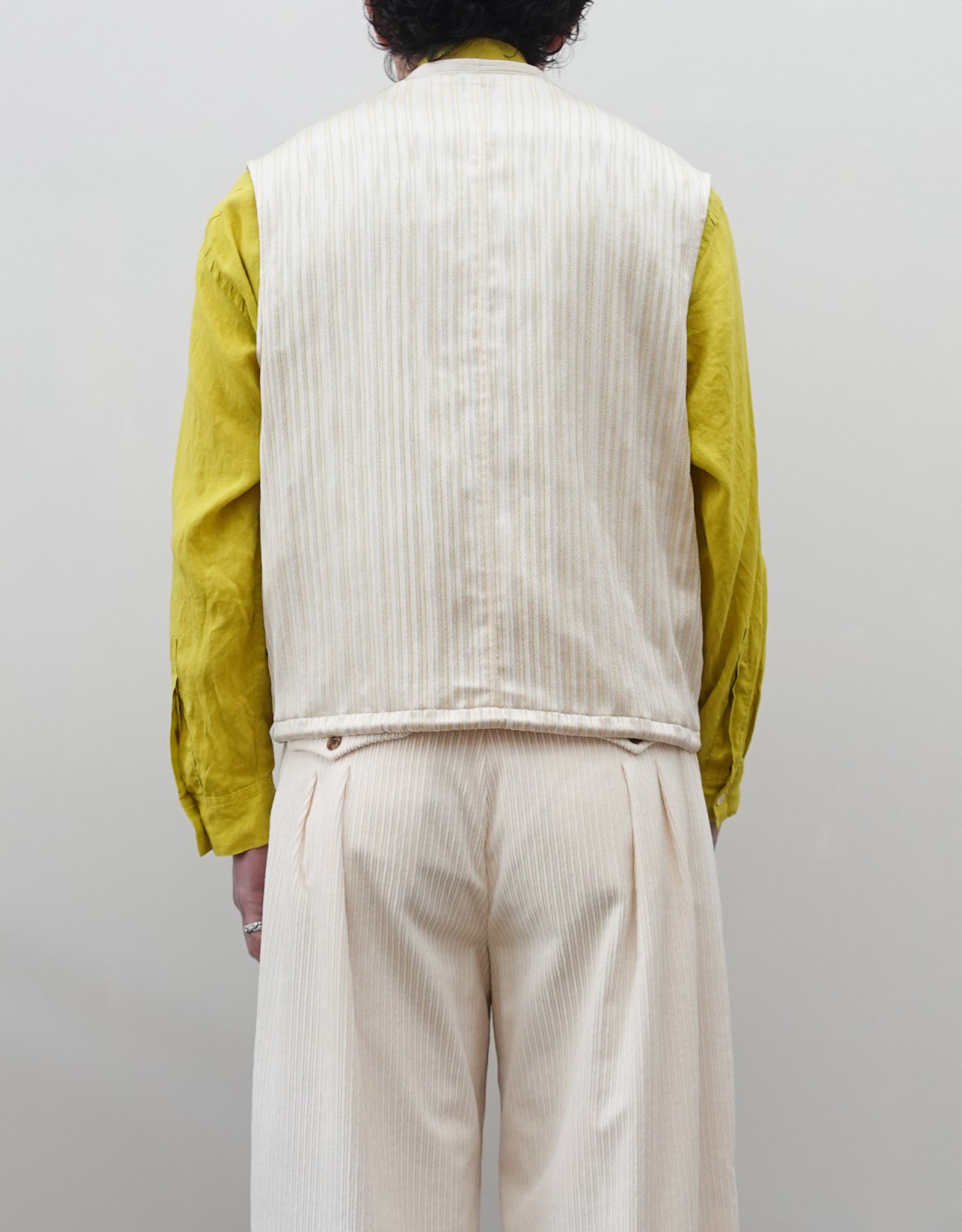 NEZU YO-HINTEN(根津洋品店) ハンティングベスト ジャガード ストライプ ホワイト ライトイエロー 通販 184cm着用イメージ 上半身 背面 セレクトショップ VOUILLON