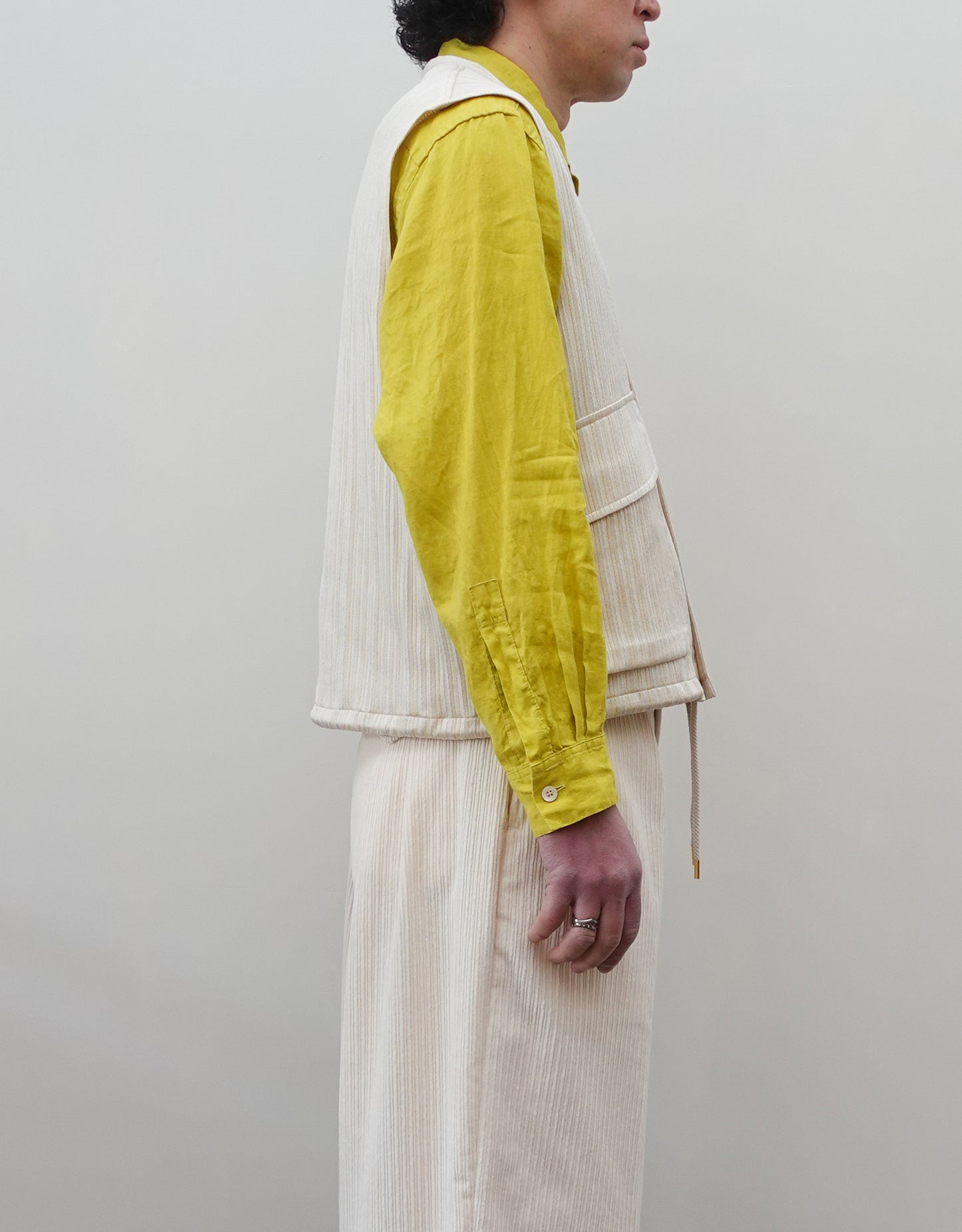 NEZU YO-HINTEN(根津洋品店) ハンティングベスト ジャガード ストライプ ホワイト ライトイエロー 通販 184cm着用イメージ 上半身 右 セレクトショップ VOUILLON