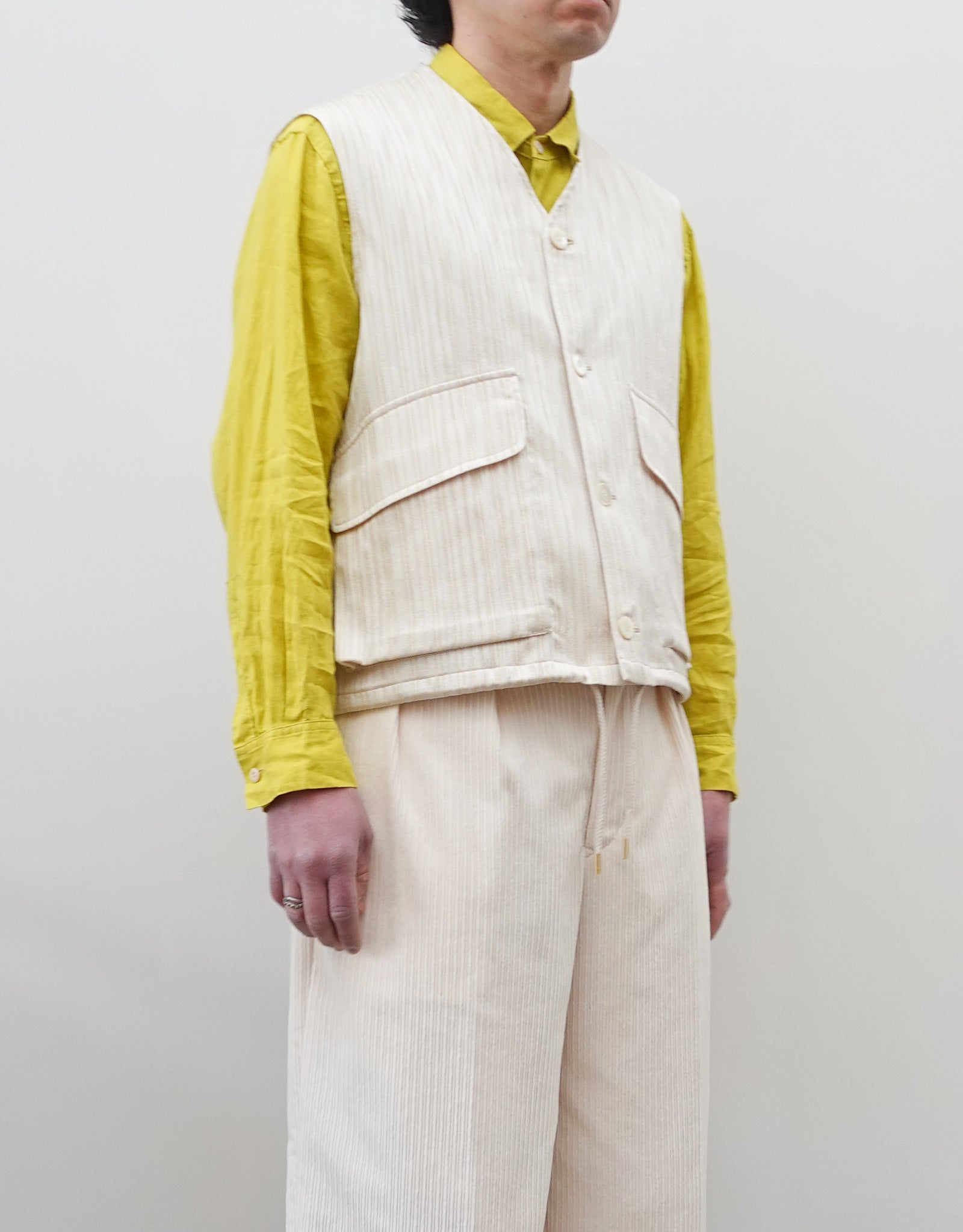 NEZU YO-HINTEN(根津洋品店) ハンティングベスト ジャガード ストライプ ホワイト ライトイエロー 通販 184cm着用イメージ 上半身 右斜め前 セレクトショップ VOUILLON