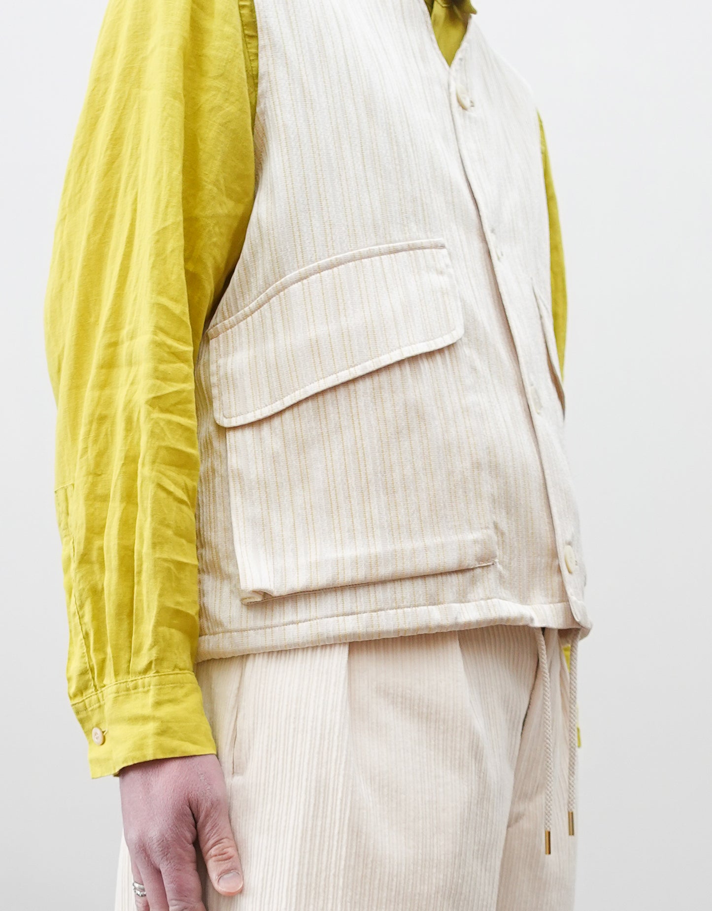 NEZU YO-HINTEN(根津洋品店) ハンティングベスト ジャガード ストライプ ホワイト ライトイエロー 通販 184cm着用イメージ 生地アップ サイドポケット セレクトショップ VOUILLON