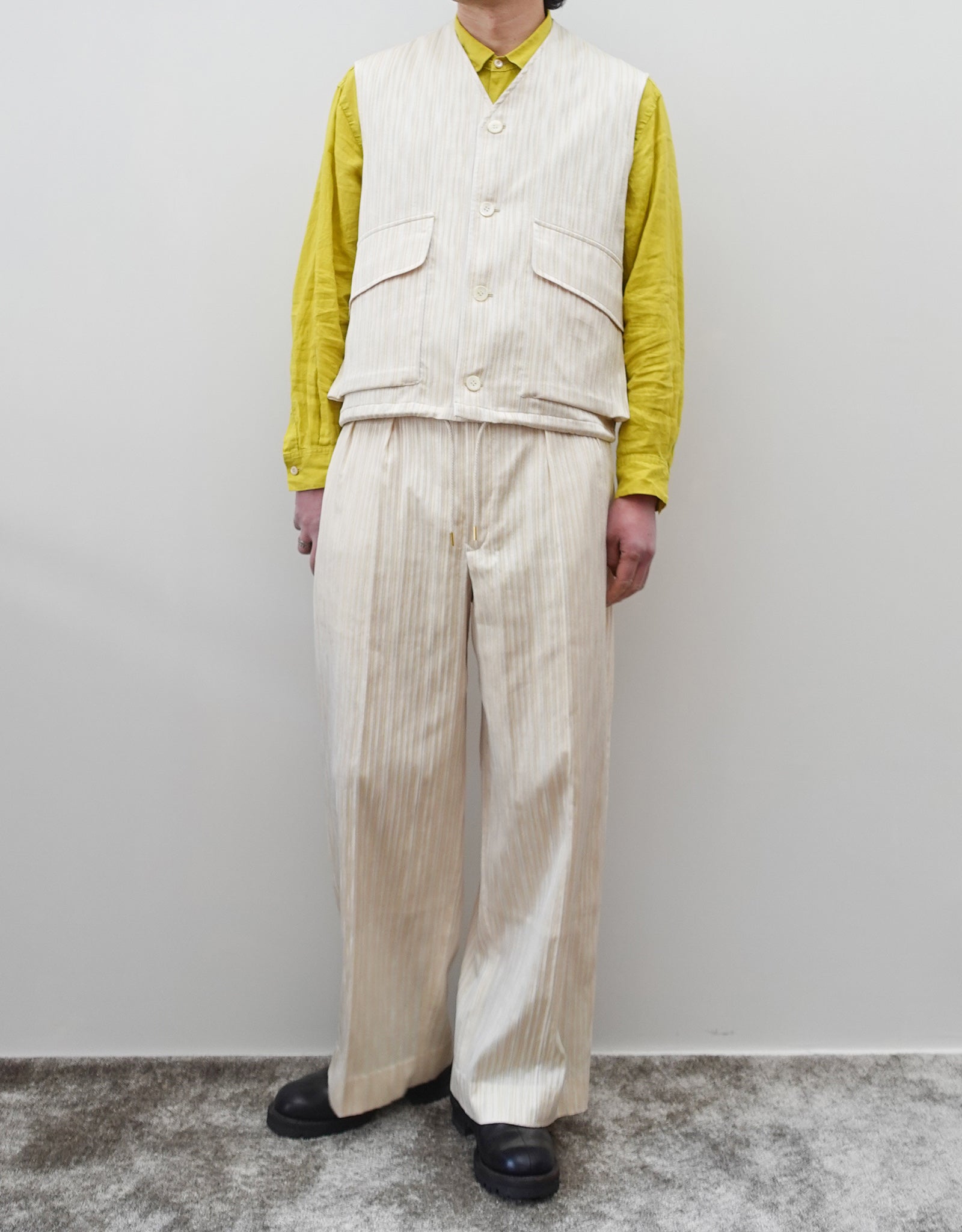 NEZU YO-HINTEN(根津洋品店) TANGO PANTS ワイドパンツ ジャガード ストライプ ホワイト ライトイエロー 通販 184cm着用イメージ セットアップ ベスト シャツ セレクトショップ VOUILLON