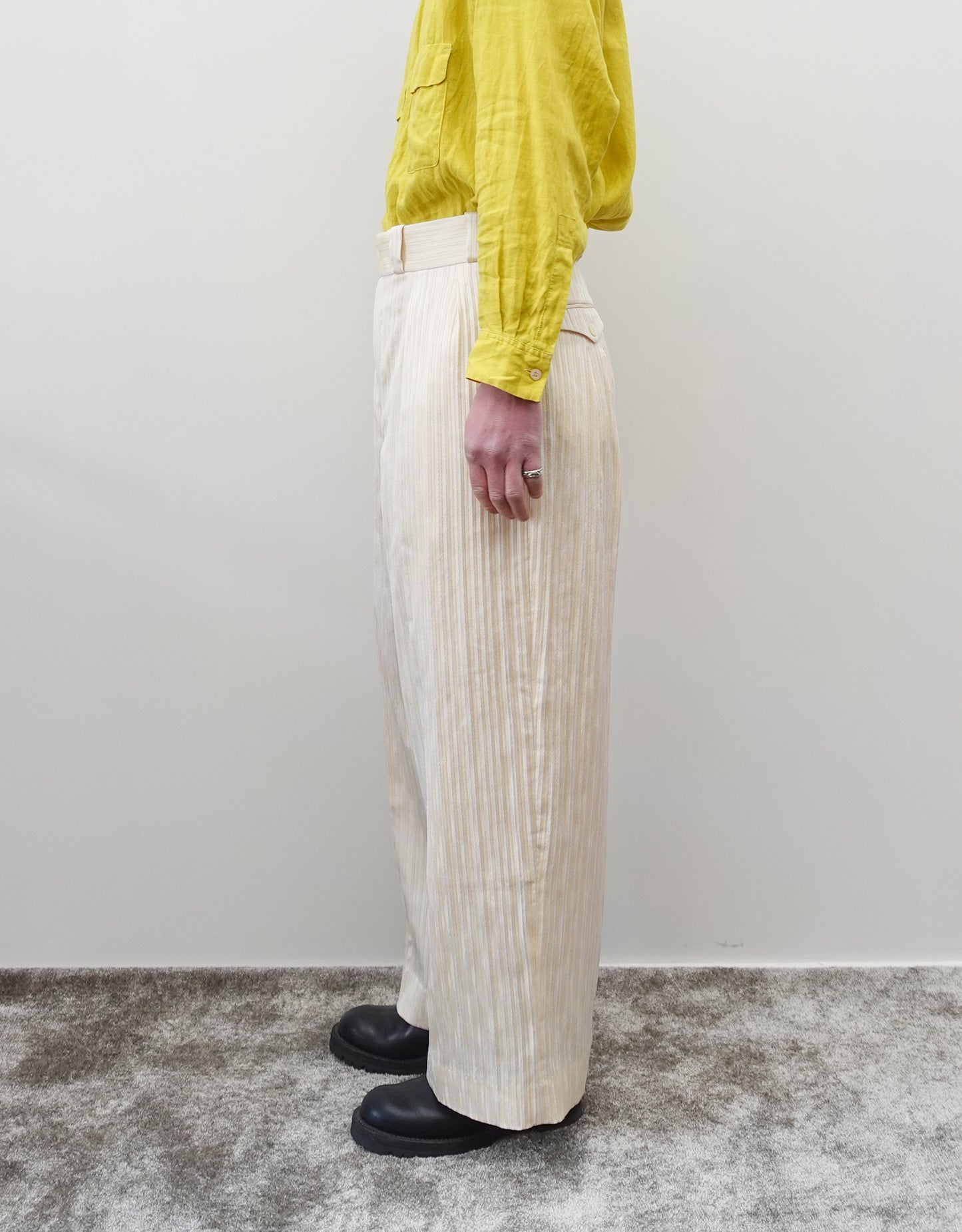 NEZU YO-HINTEN(根津洋品店) TANGO PANTS ワイドパンツ ジャガード ストライプ ホワイト ライトイエロー 通販 184cm着用イメージ 下半身 右 セレクトショップ VOUILLON