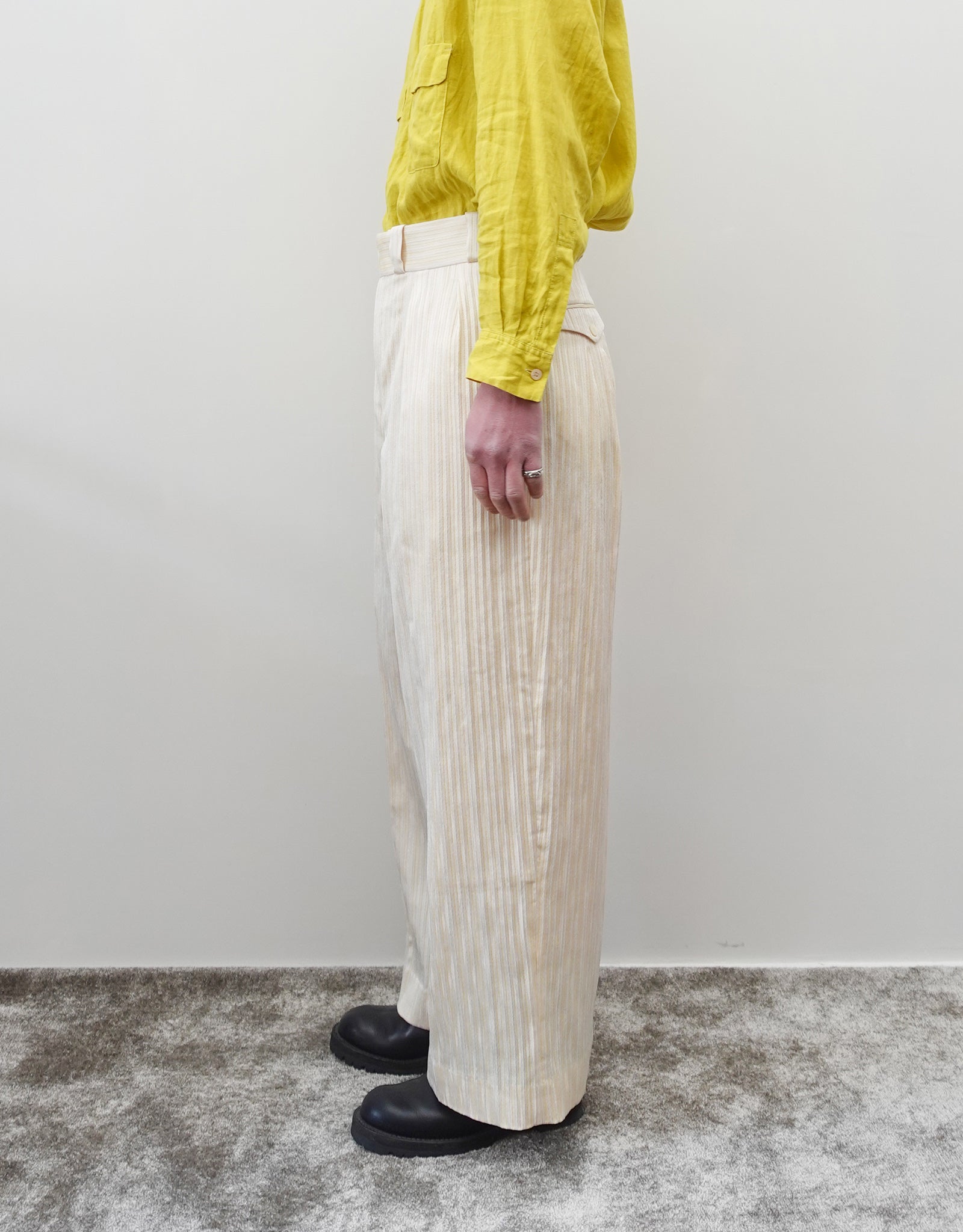 NEZU YO-HINTEN(根津洋品店) TANGO PANTS ワイドパンツ ジャガード ストライプ ホワイト ライトイエロー 通販 184cm着用イメージ 下半身 右 セレクトショップ VOUILLON