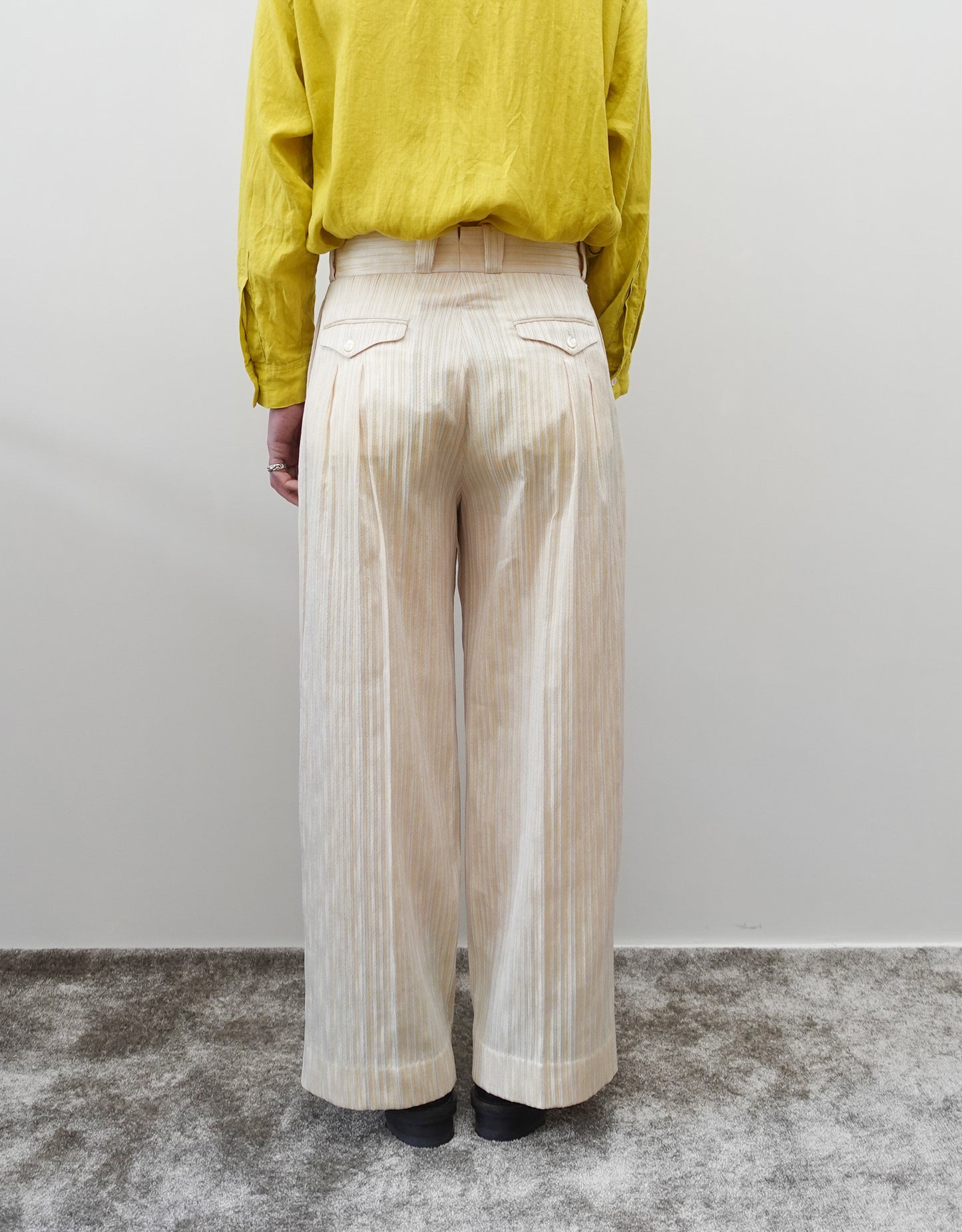 NEZU YO-HINTEN(根津洋品店) TANGO PANTS ワイドパンツ ジャガード ストライプ ホワイト ライトイエロー 通販 184cm着用イメージ 下半身 背面 セレクトショップ VOUILLON