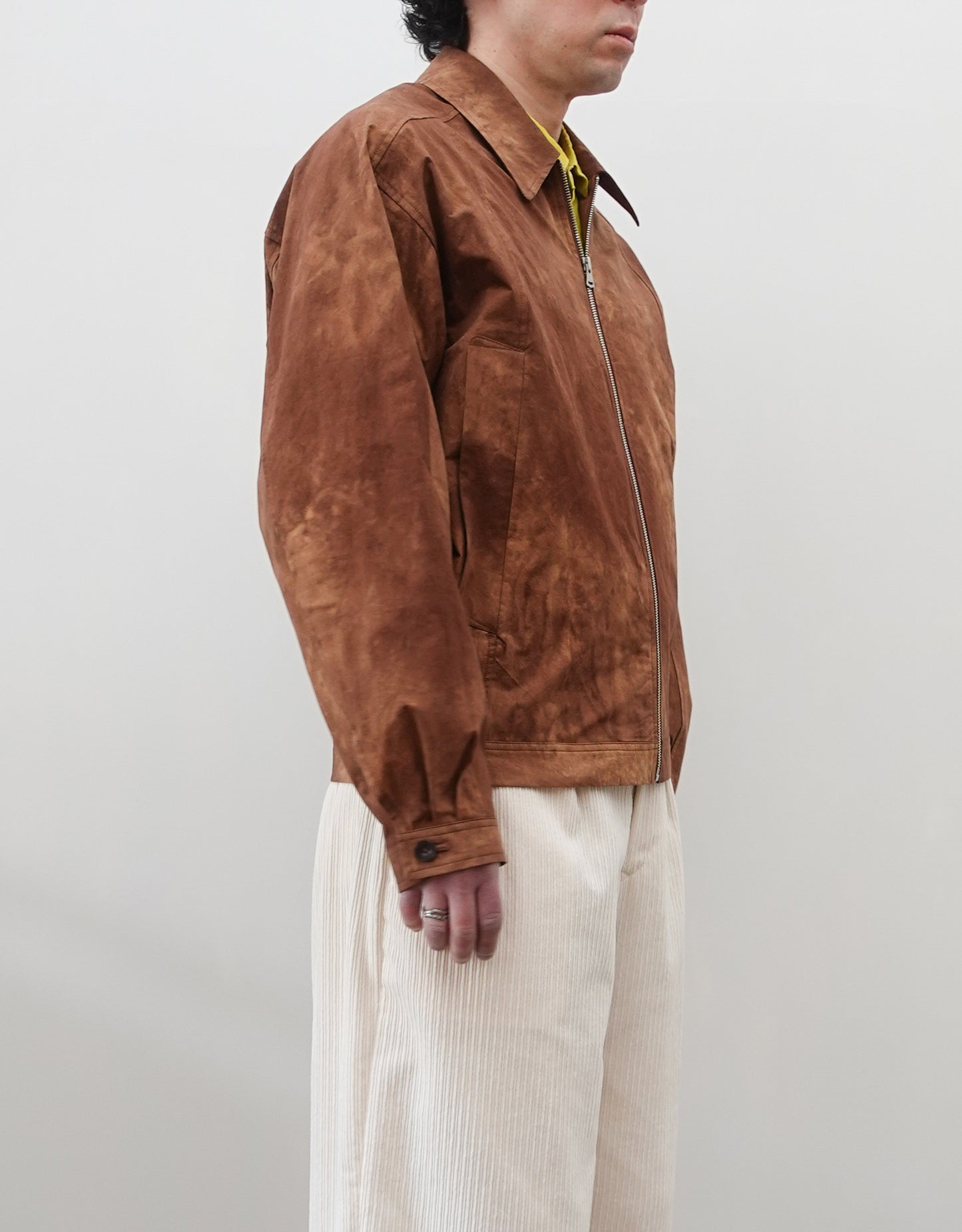 NEZU YO-HINTEN(根津洋品店) ワークジャケット ブラウン コットン スエード 通販 184cm着用イメージ 上半身 左 セレクトショップ VOUILLON
