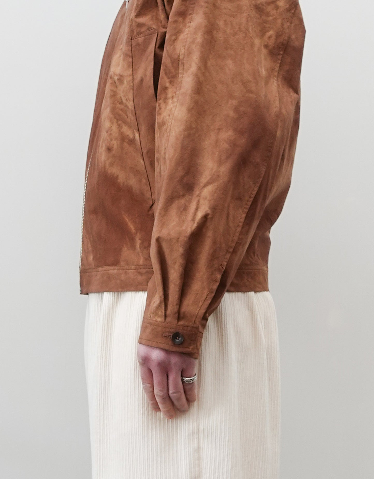 NEZU YO-HINTEN(根津洋品店) ワークジャケット ブラウン コットン スエード 通販 184cm着用イメージ 上半身 袖口 タック セレクトショップ VOUILLON