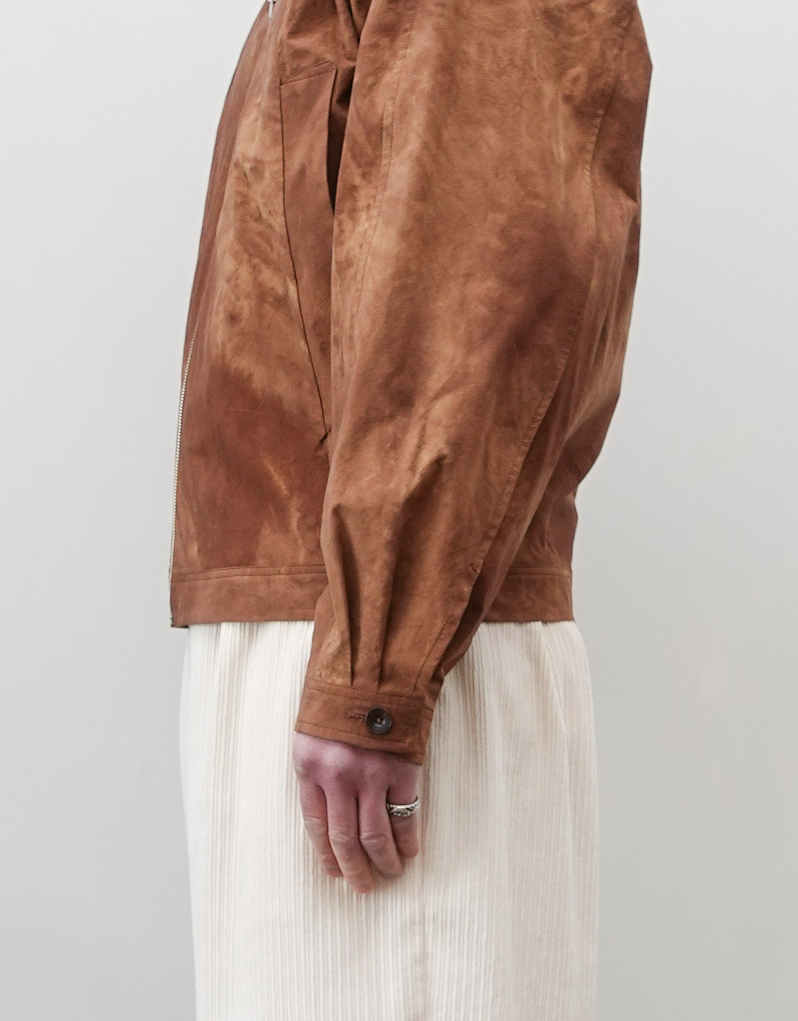 NEZU YO-HINTEN(根津洋品店) ワークジャケット ブラウン コットン スエード 通販 184cm着用イメージ 上半身 袖口 タック セレクトショップ VOUILLON