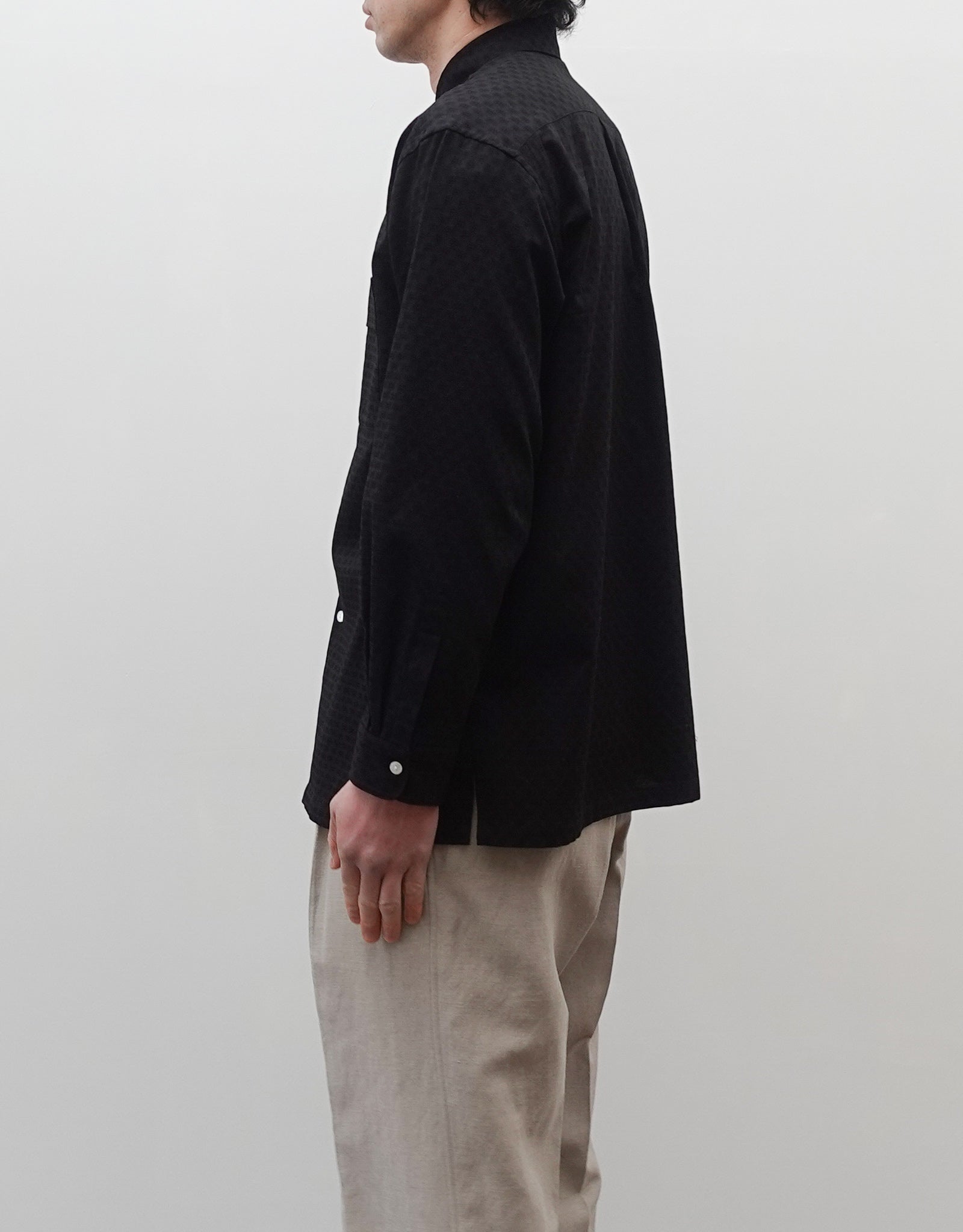 NEZU YO-HINTEN(根津洋品店) ジャガードシャツ コットンドビー ブラック ドレスシャツデザイン 通販 184cm着用イメージ 上半身 右 セレクトショップ VOUILLON