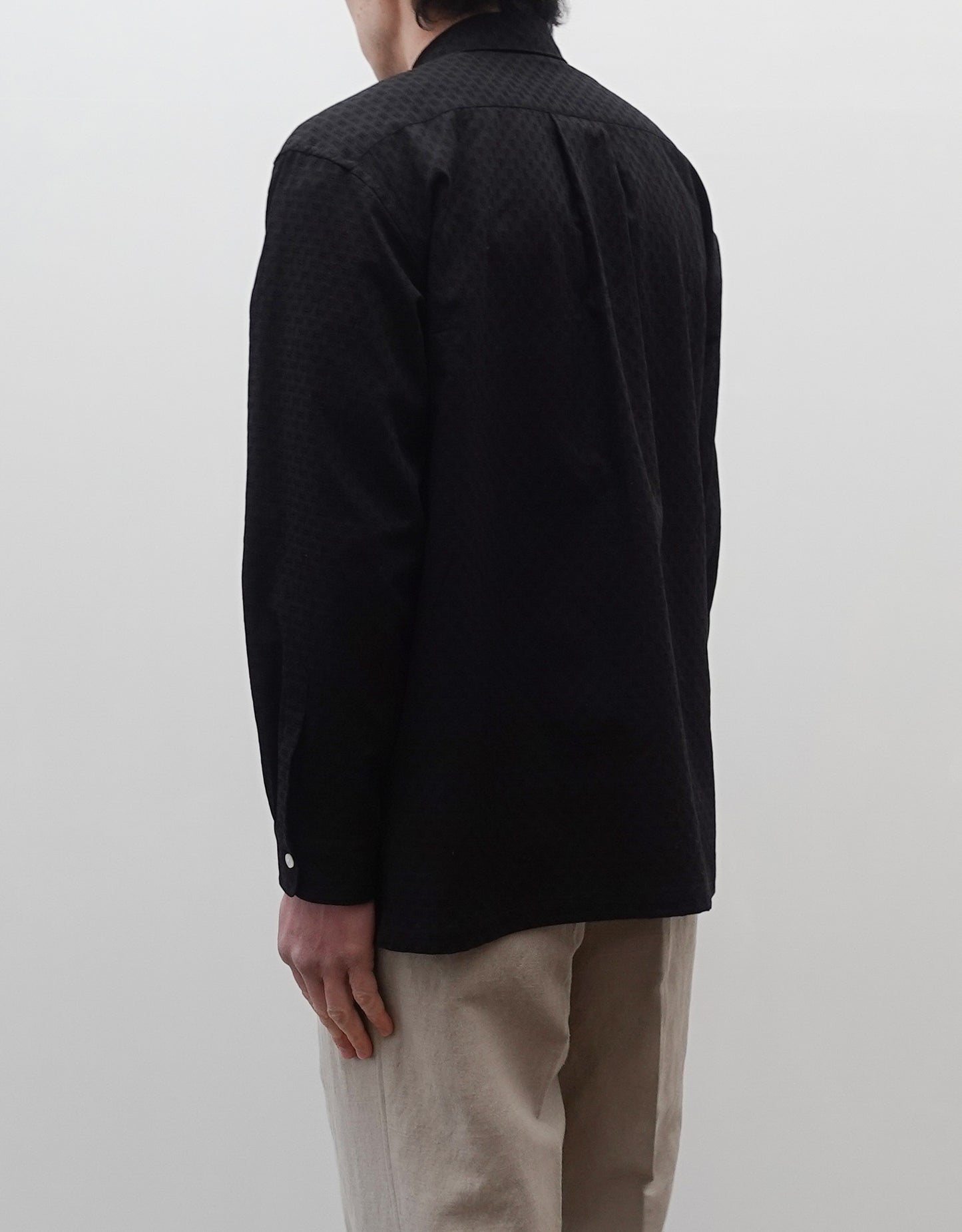 NEZU YO-HINTEN(根津洋品店) ジャガードシャツ コットンドビー ブラック ドレスシャツデザイン 通販 184cm着用イメージ 上半身 右斜め後 セレクトショップ VOUILLON