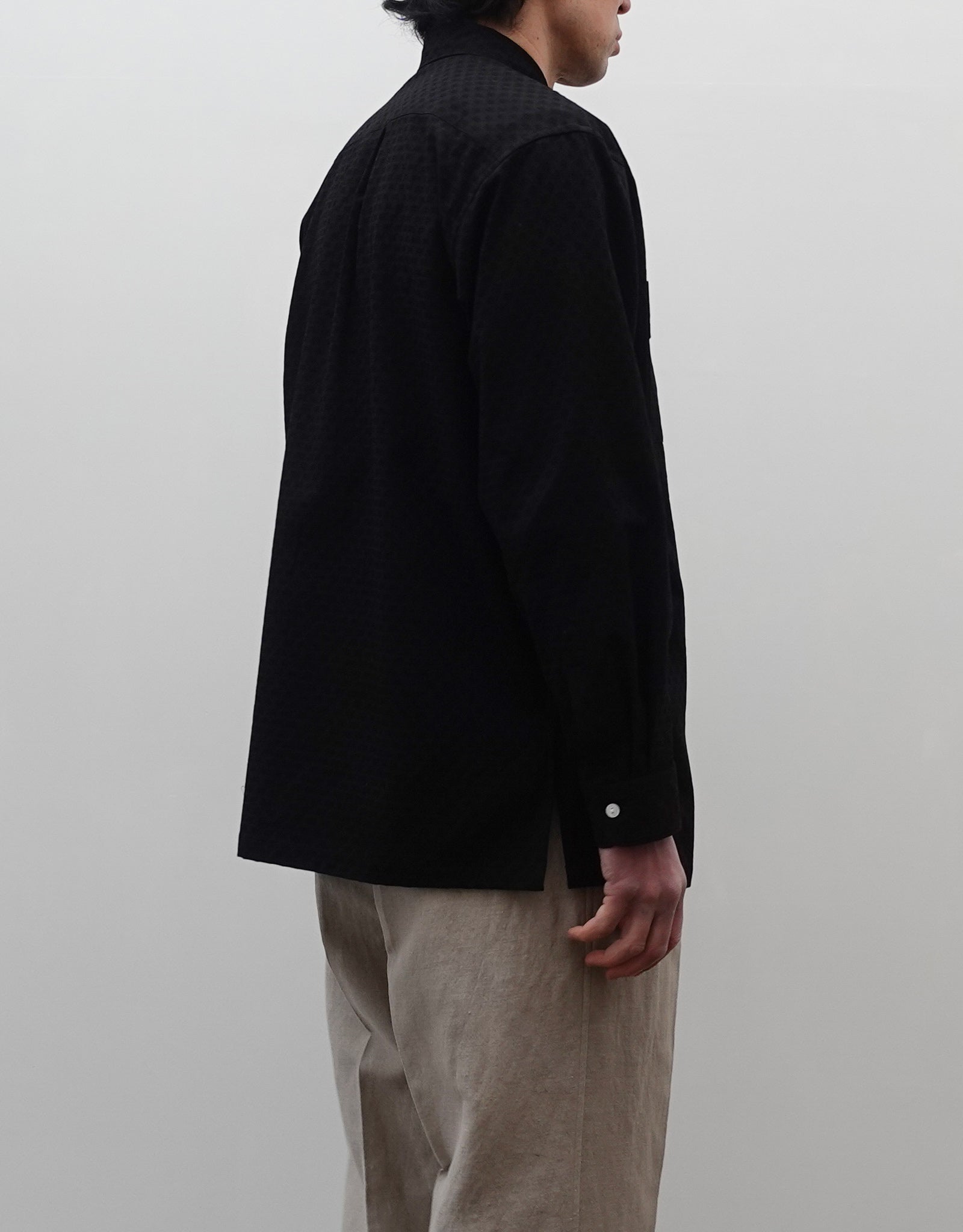 NEZU YO-HINTEN(根津洋品店) ジャガードシャツ コットンドビー ブラック ドレスシャツデザイン 通販 184cm着用イメージ 上半身 左斜め後 セレクトショップ VOUILLON