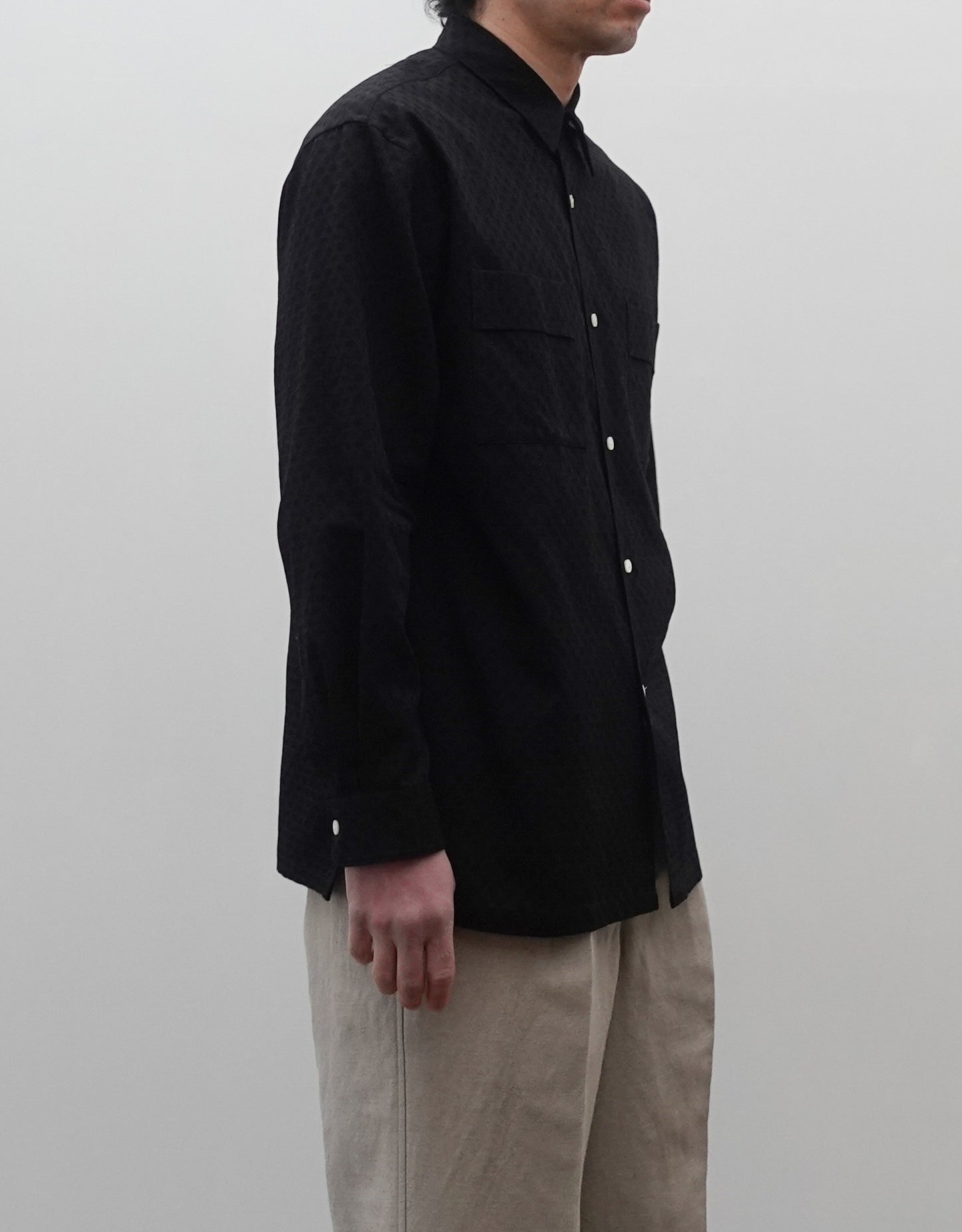 NEZU YO-HINTEN(根津洋品店) ジャガードシャツ コットンドビー ブラック ドレスシャツデザイン 通販 184cm着用イメージ 上半身 右 セレクトショップ VOUILLON