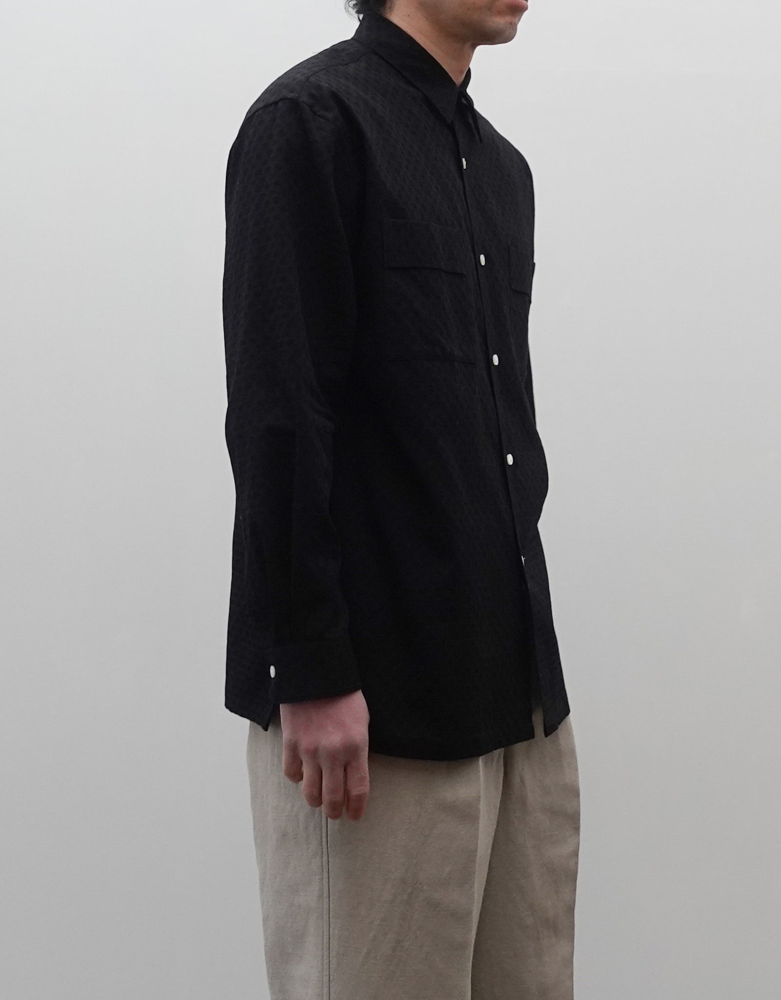 NEZU YO-HINTEN(根津洋品店) ジャガードシャツ コットンドビー ブラック ドレスシャツデザイン 通販 184cm着用イメージ 上半身 右 セレクトショップ VOUILLON