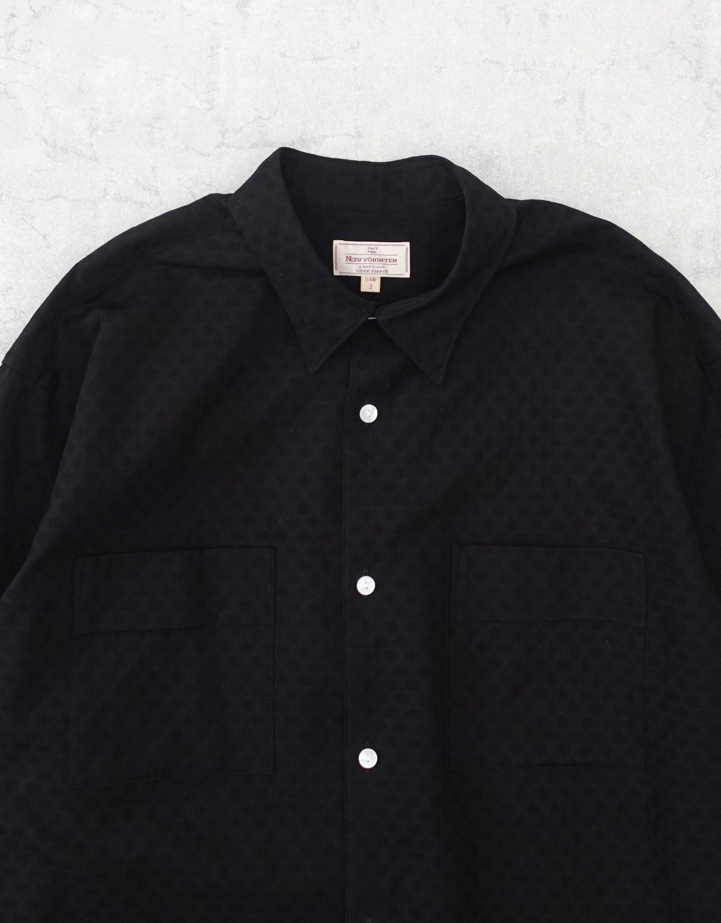 NEZU YO-HINTEN(根津洋品店) ジャガードシャツ コットンドビー ブラック ドレスシャツデザイン 通販 184cm着用イメージ 物撮り 襟 セレクトショップ VOUILLON