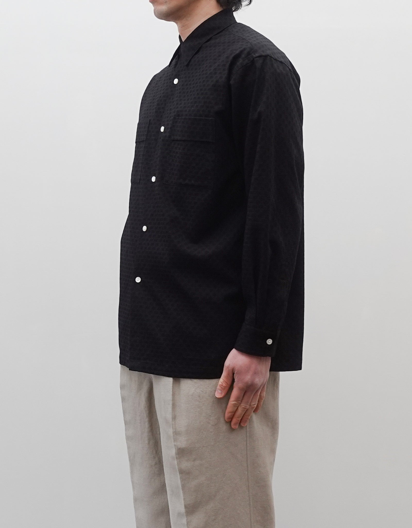 NEZU YO-HINTEN(根津洋品店) ジャガードシャツ コットンドビー ブラック ドレスシャツデザイン 通販 184cm着用イメージ 上半身 右斜め前 セレクトショップ VOUILLON