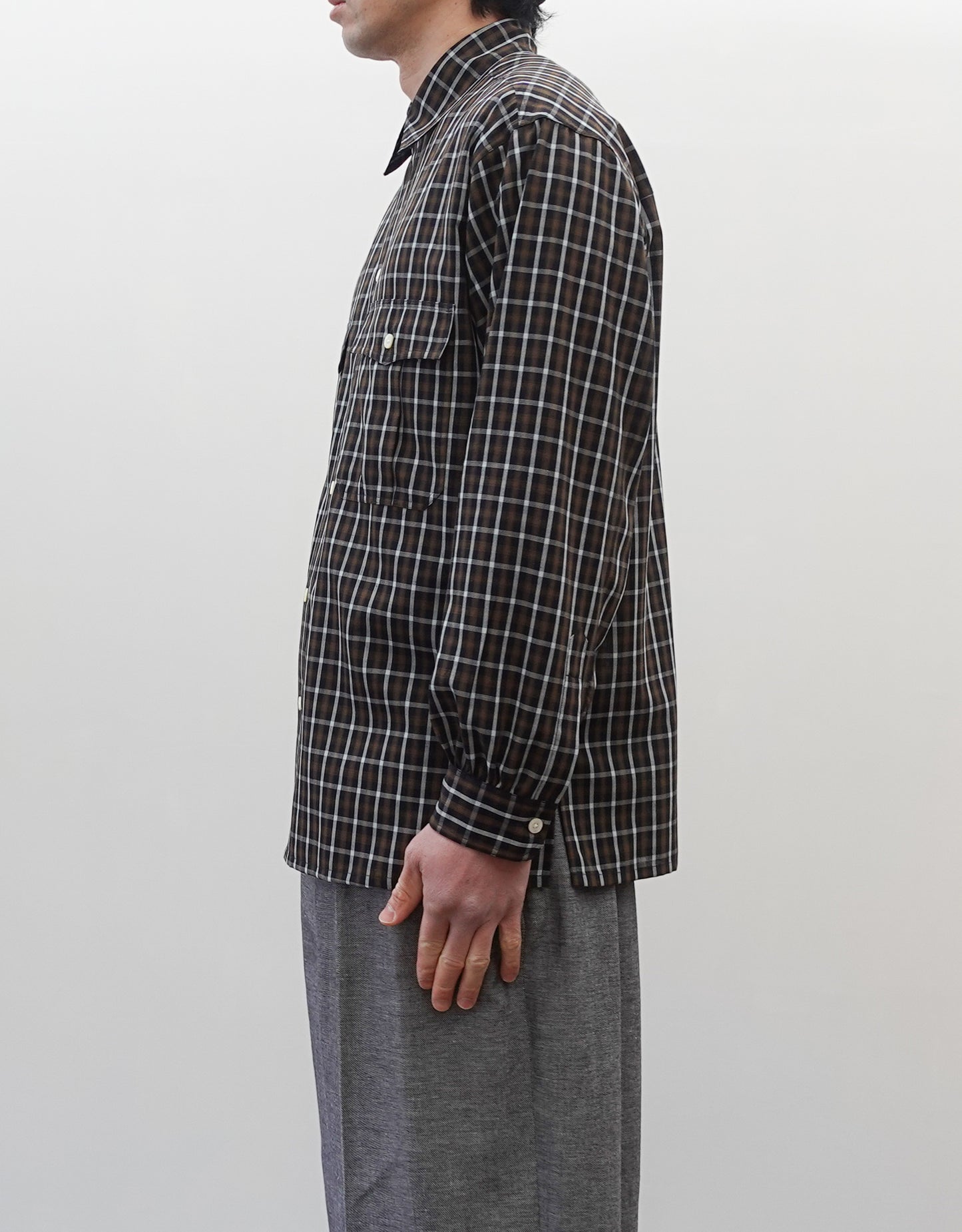 NEZU YO-HINTEN(根津洋品店) チェックシャツ サファリシャツデザイン リラックスフィット ブラウン 通販 184cm着用イメージ 上半身 右 セレクトショップ VOUILLON