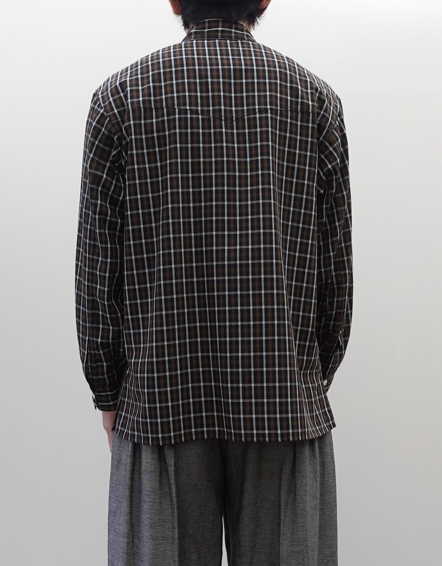 NEZU YO-HINTEN(根津洋品店) チェックシャツ サファリシャツデザイン リラックスフィット ブラウン 通販 184cm着用イメージ 上半身 背面 セレクトショップ VOUILLON