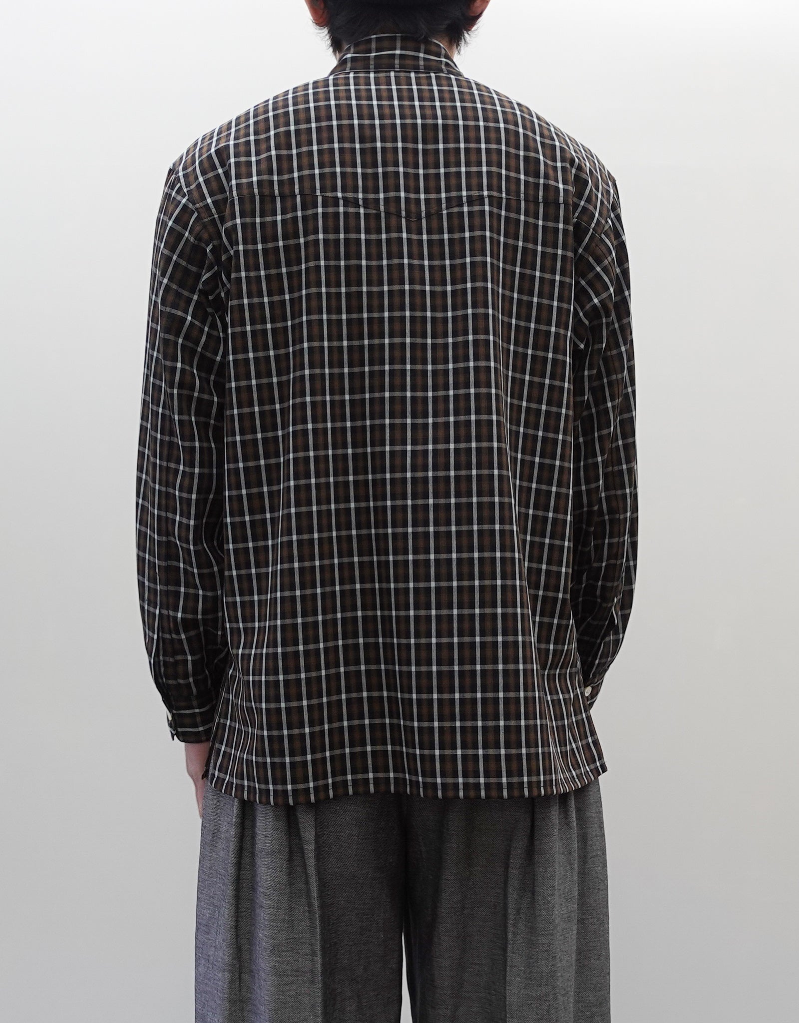 NEZU YO-HINTEN(根津洋品店) チェックシャツ サファリシャツデザイン リラックスフィット ブラウン 通販 184cm着用イメージ 上半身 背面 セレクトショップ VOUILLON