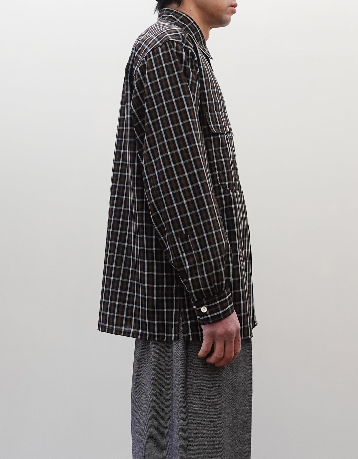 NEZU YO-HINTEN(根津洋品店) チェックシャツ サファリシャツデザイン リラックスフィット ブラウン 通販 184cm着用イメージ 上半身 左 セレクトショップ VOUILLON
