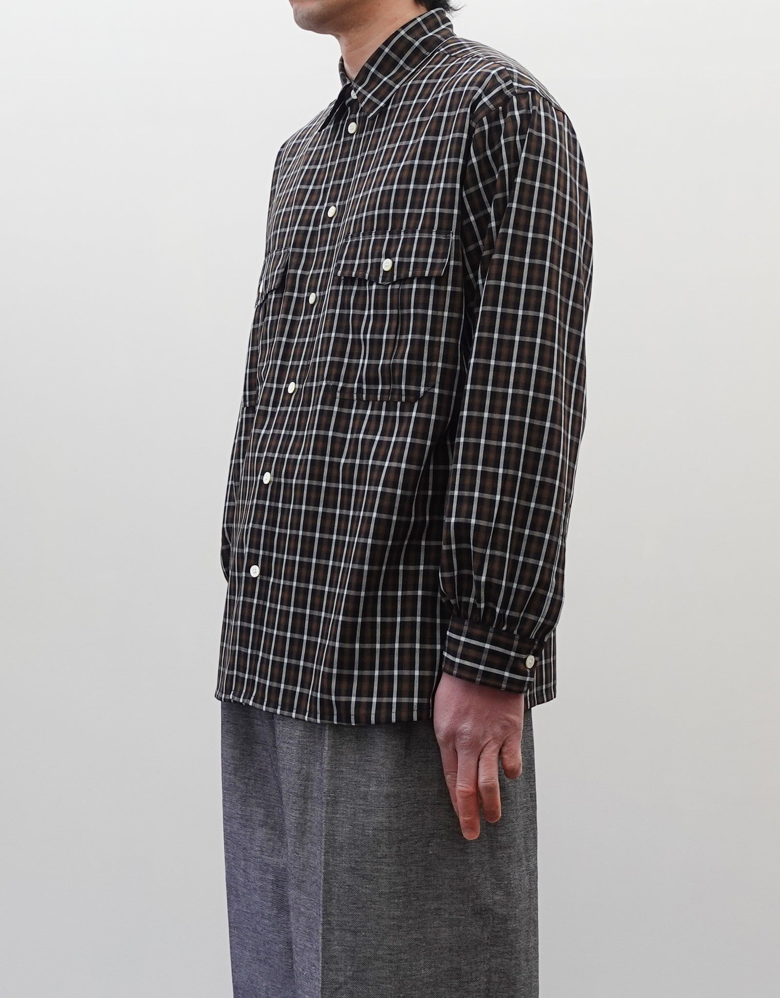 NEZU YO-HINTEN(根津洋品店) チェックシャツ サファリシャツデザイン リラックスフィット ブラウン 通販 184cm着用イメージ 上半身 右斜め前 セレクトショップ VOUILLON