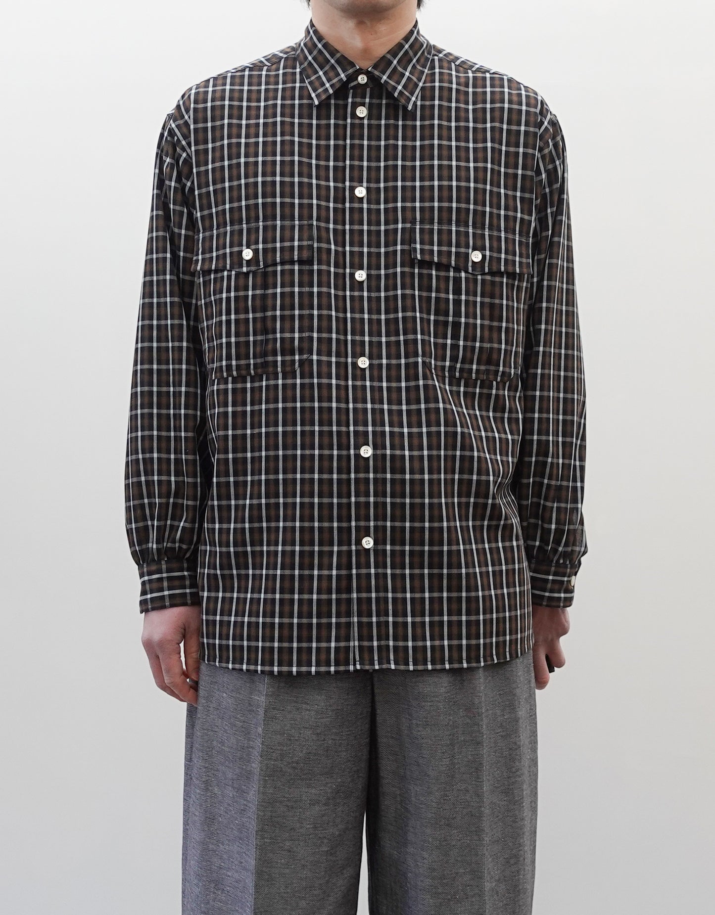 NEZU YO-HINTEN(根津洋品店) チェックシャツ サファリシャツデザイン リラックスフィット ブラウン 通販 184cm着用イメージ 上半身 正面 セレクトショップ VOUILLON