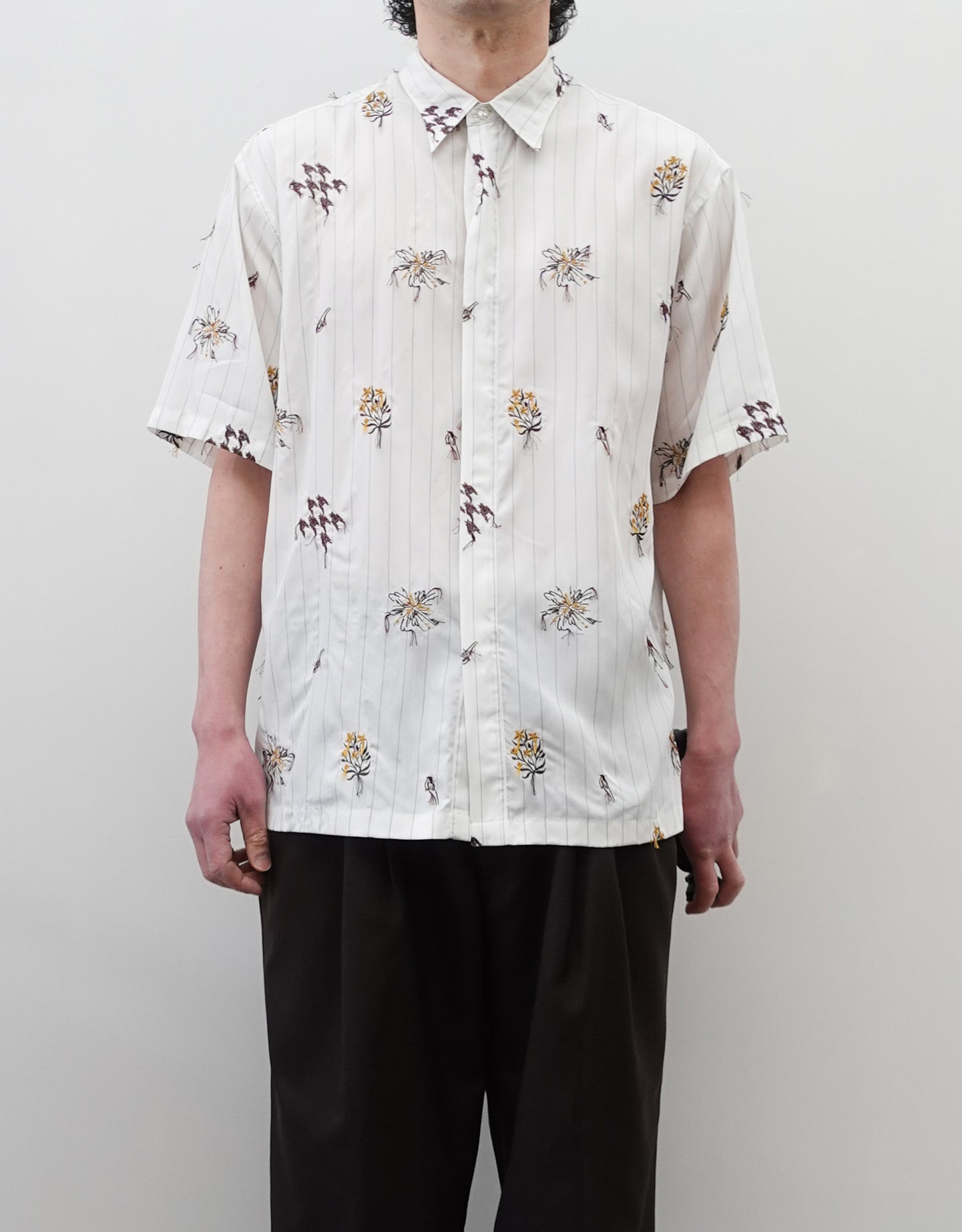 NEZU YO-HINTEN(根津洋品店) スーベニア刺繍半袖シャツ ホワイト ストライプ テンセル 柔らかくしなやか 通販 184cm着用イメージ 正面 セレクトショップ VOUILLON