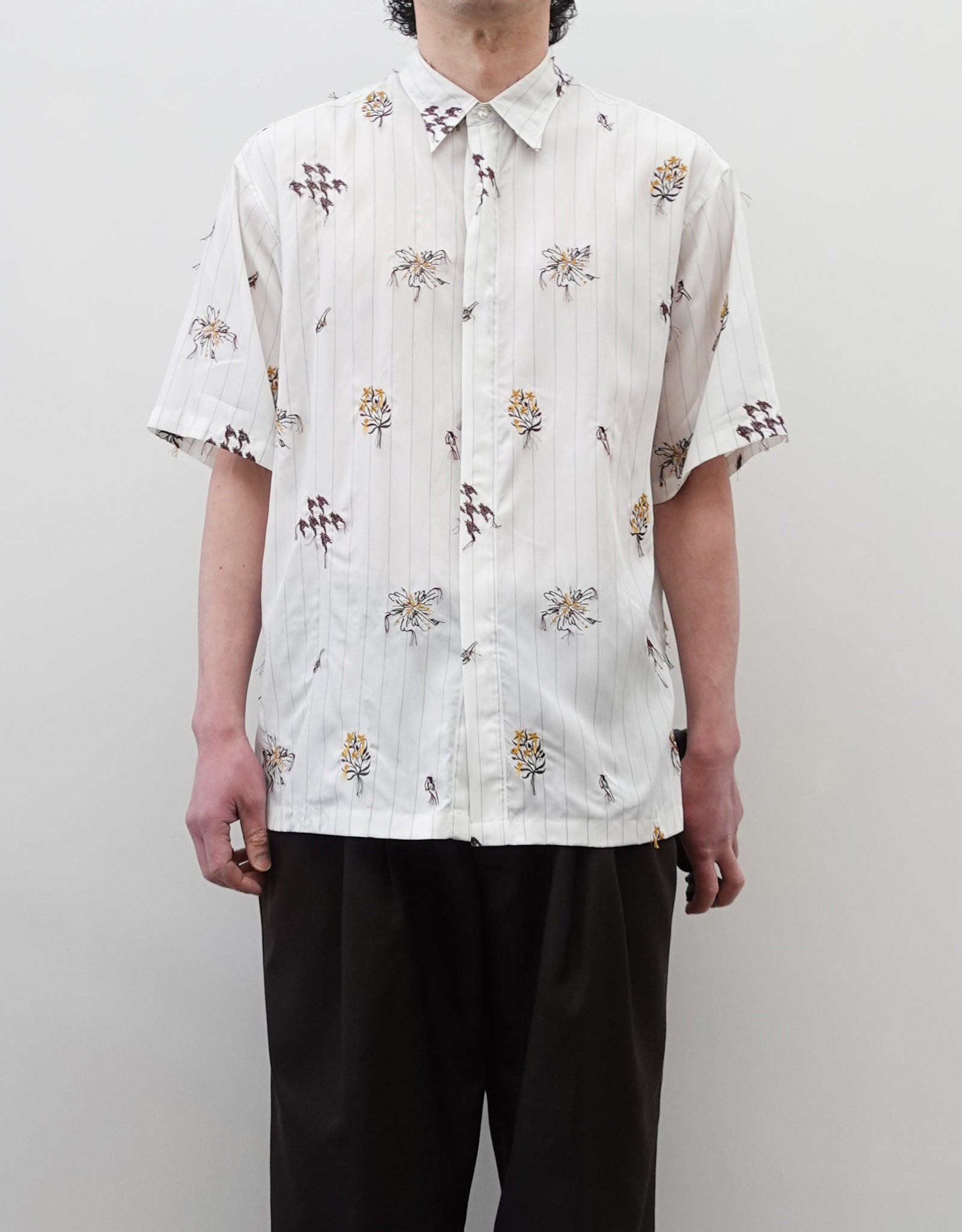 NEZU YO-HINTEN(根津洋品店) スーベニア刺繍半袖シャツ ホワイト ストライプ テンセル 柔らかくしなやか 通販 184cm着用イメージ 正面 セレクトショップ VOUILLON