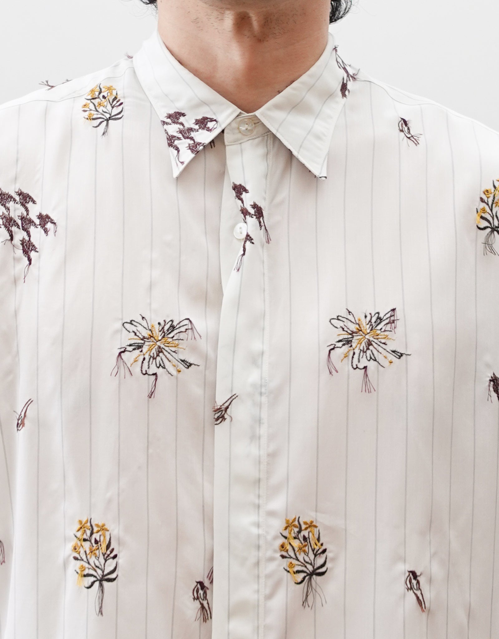 NEZU YO-HINTEN(根津洋品店) スーベニア刺繍半袖シャツ ホワイト ストライプ テンセル 柔らかくしなやか 通販 184cm着用イメージ 生地アップ セレクトショップ VOUILLON