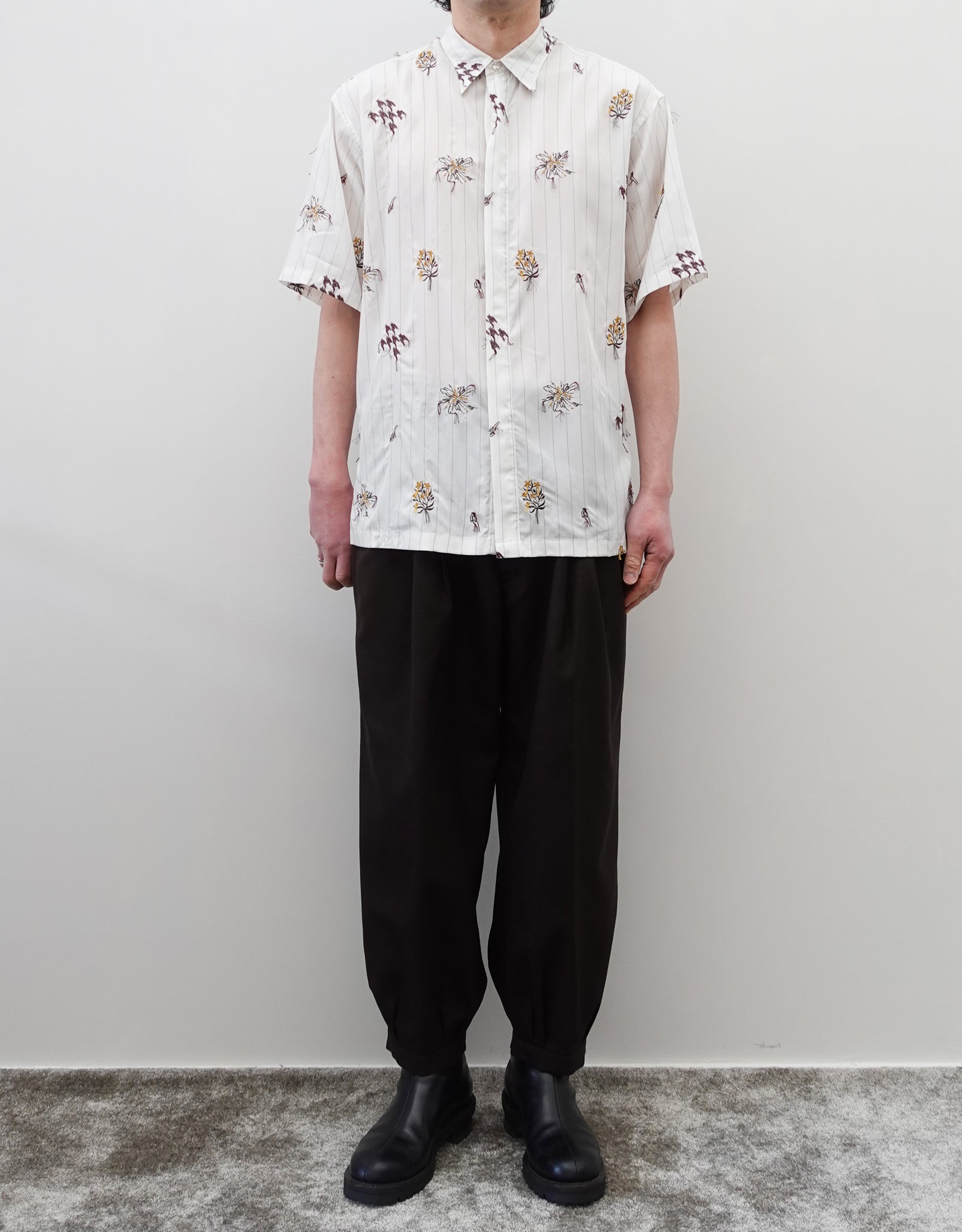 NEZU YO-HINTEN(根津洋品店) スーベニア刺繍半袖シャツ ホワイト ストライプ テンセル 柔らかくしなやか 通販 184cm着用イメージ 全身 スラックス セレクトショップ VOUILLON