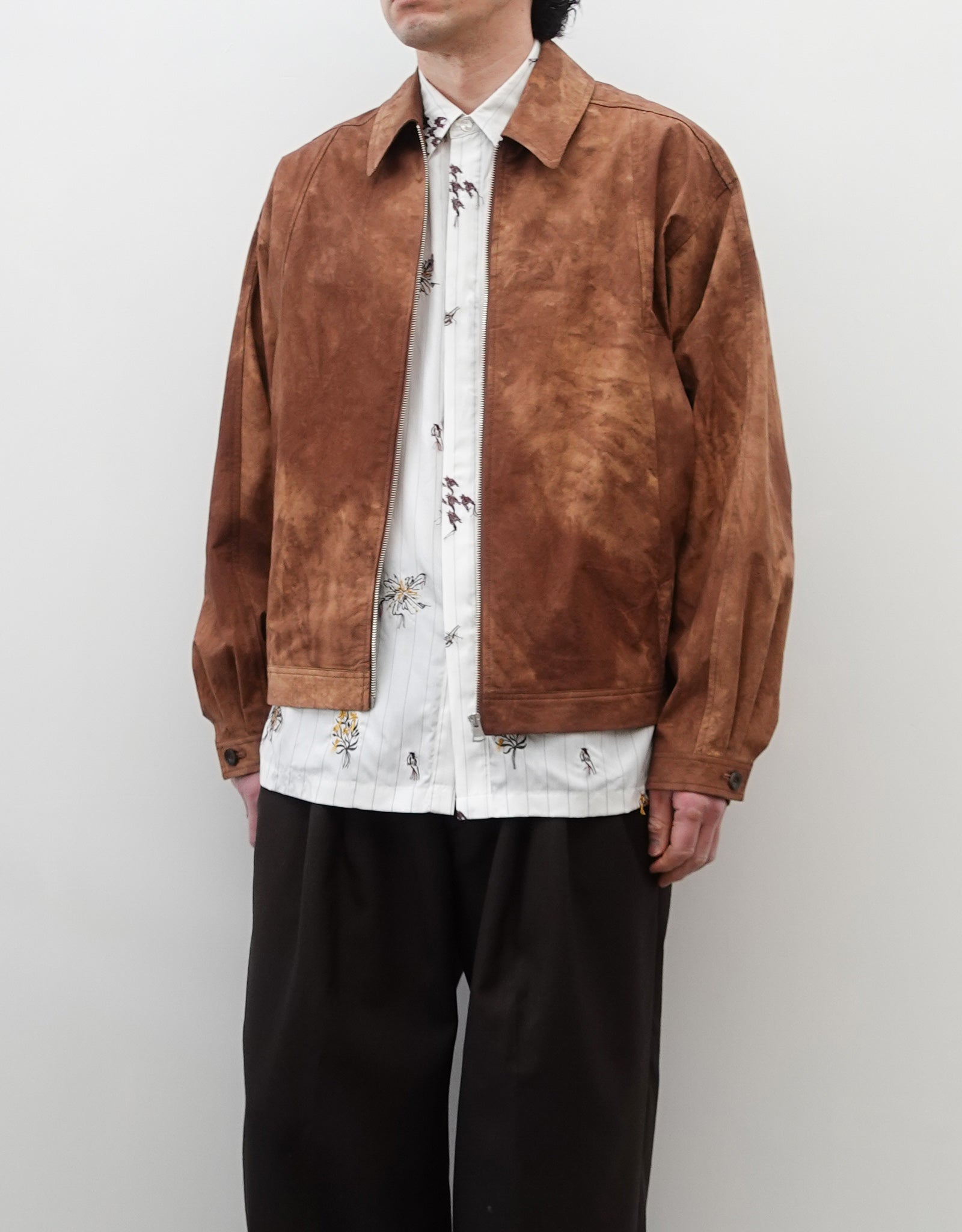 NEZU YO-HINTEN(根津洋品店) スーベニア刺繍半袖シャツ ホワイト ストライプ 通販 184cm着用イメージ 上半身 ワークジャケット ブラウン セレクトショップ VOUILLON