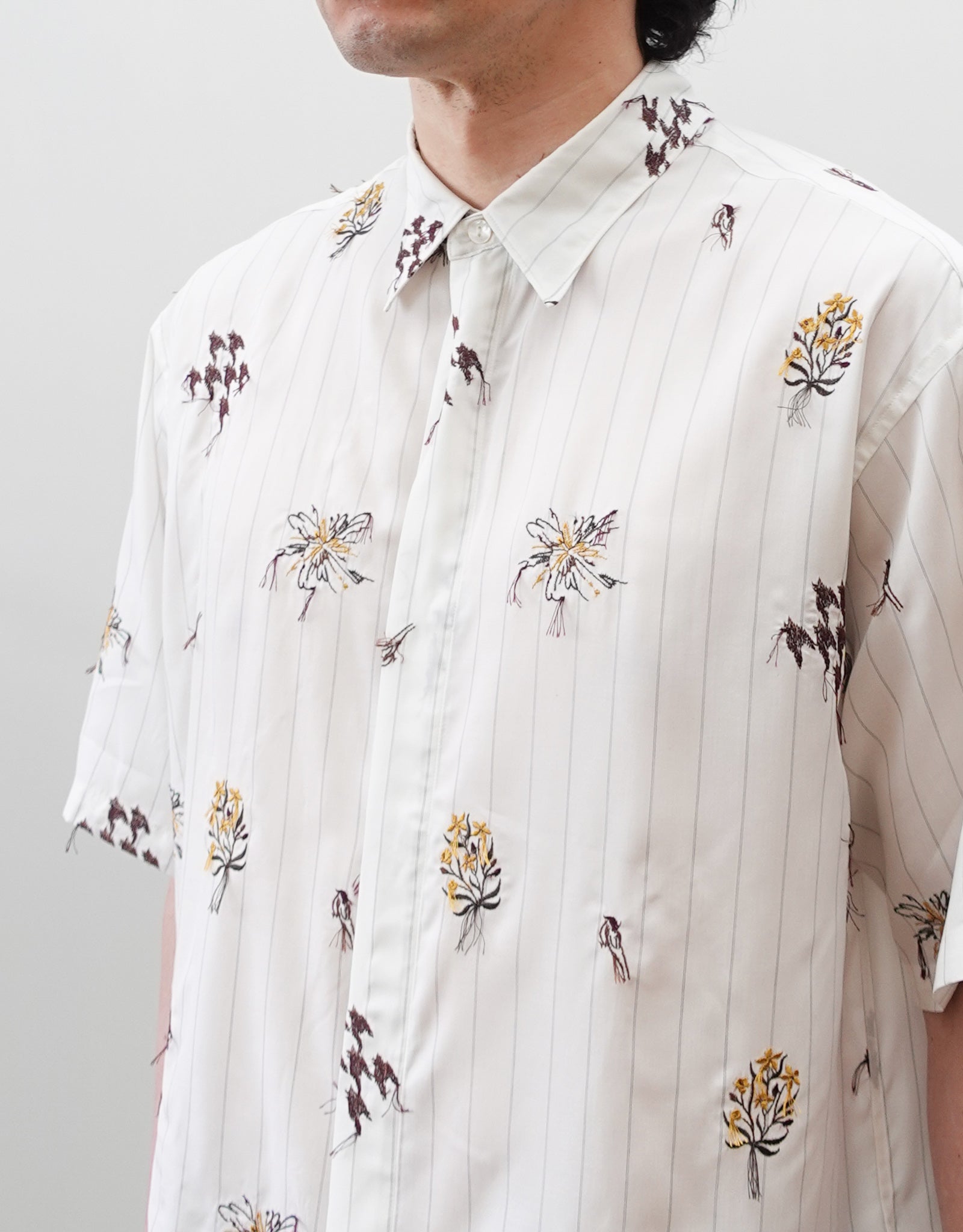 NEZU YO-HINTEN(根津洋品店) スーベニア刺繍半袖シャツ ホワイト ストライプ テンセル 柔らかくしなやか 通販 184cm着用イメージ 襟 セレクトショップ VOUILLON