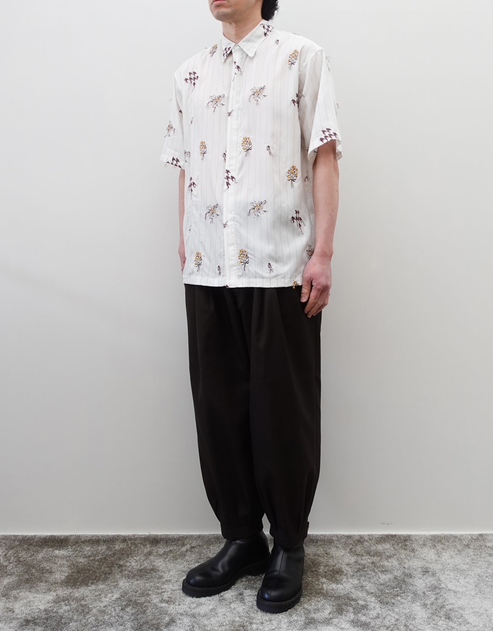 NEZU YO-HINTEN(根津洋品店) スーベニア刺繍半袖シャツ ホワイト ストライプ テンセル 柔らかくしなやか 通販 184cm着用イメージ 全身 正面 セレクトショップ VOUILLON