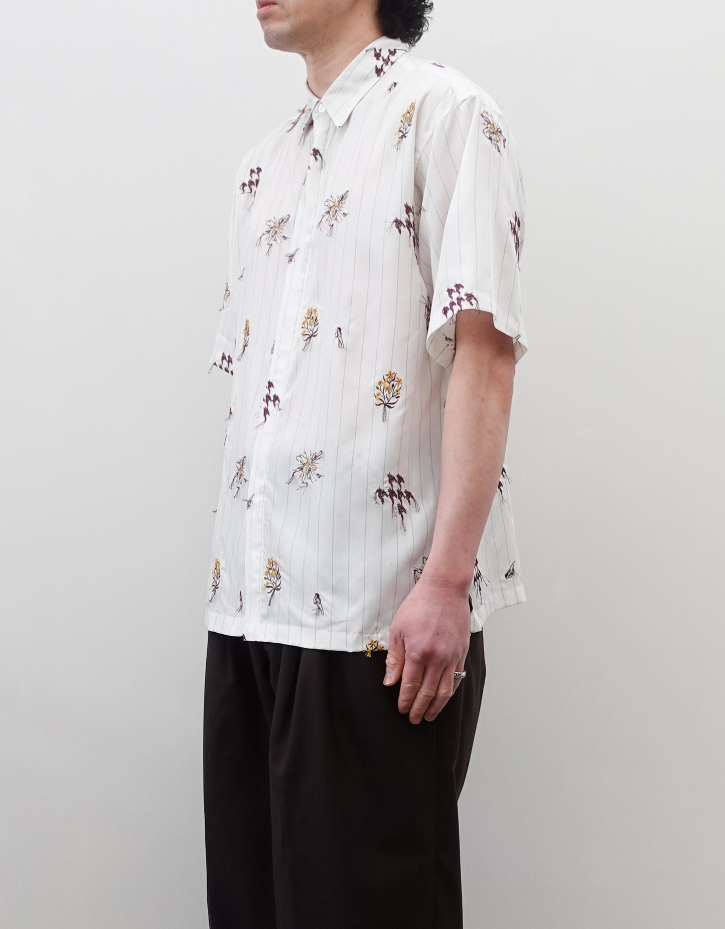 NEZU YO-HINTEN(根津洋品店) スーベニア刺繍半袖シャツ ホワイト ストライプ テンセル 柔らかくしなやか 通販 184cm着用イメージ 上半身 右 セレクトショップ VOUILLON