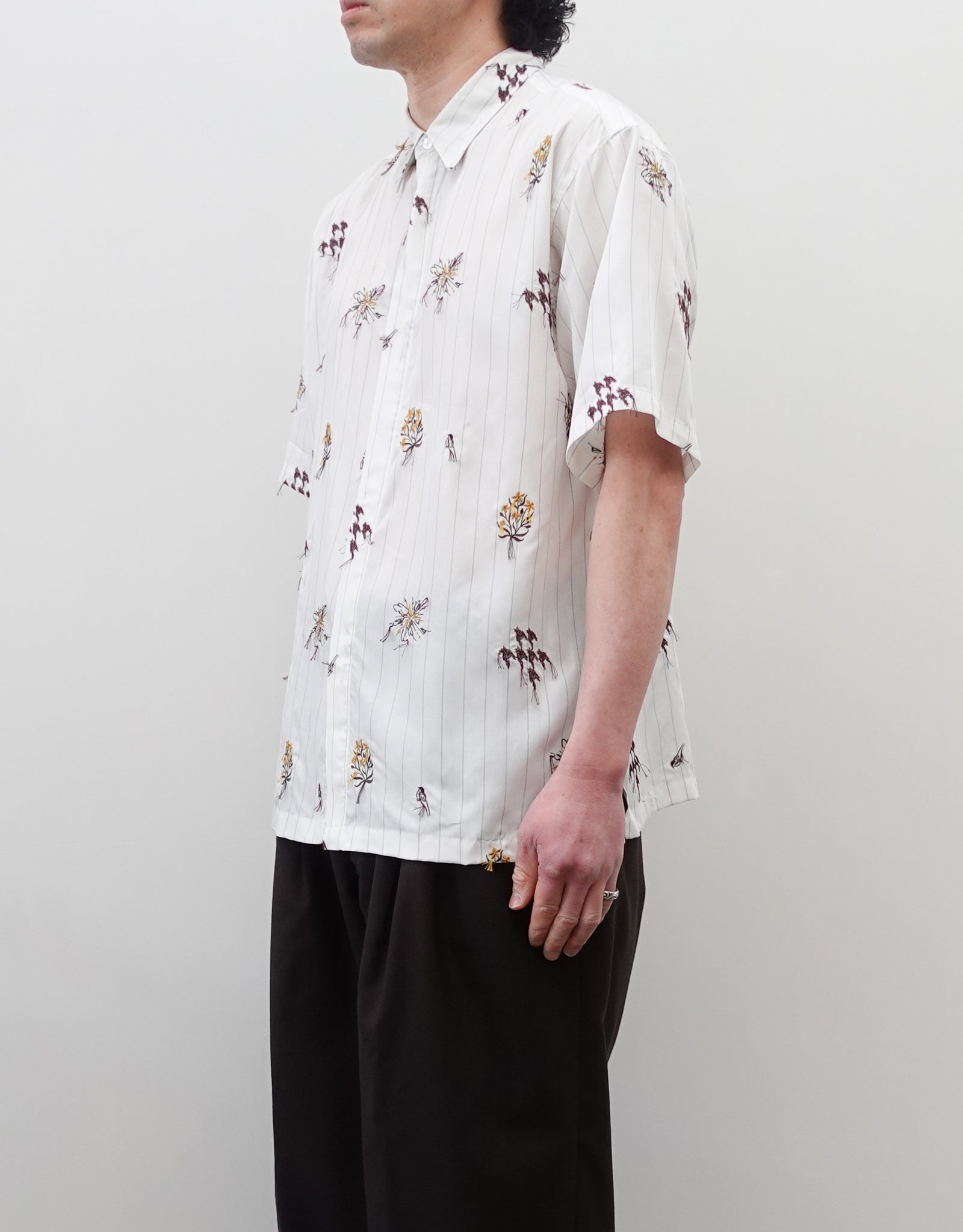 NEZU YO-HINTEN(根津洋品店) スーベニア刺繍半袖シャツ ホワイト ストライプ テンセル 柔らかくしなやか 通販 184cm着用イメージ 上半身 右 セレクトショップ VOUILLON