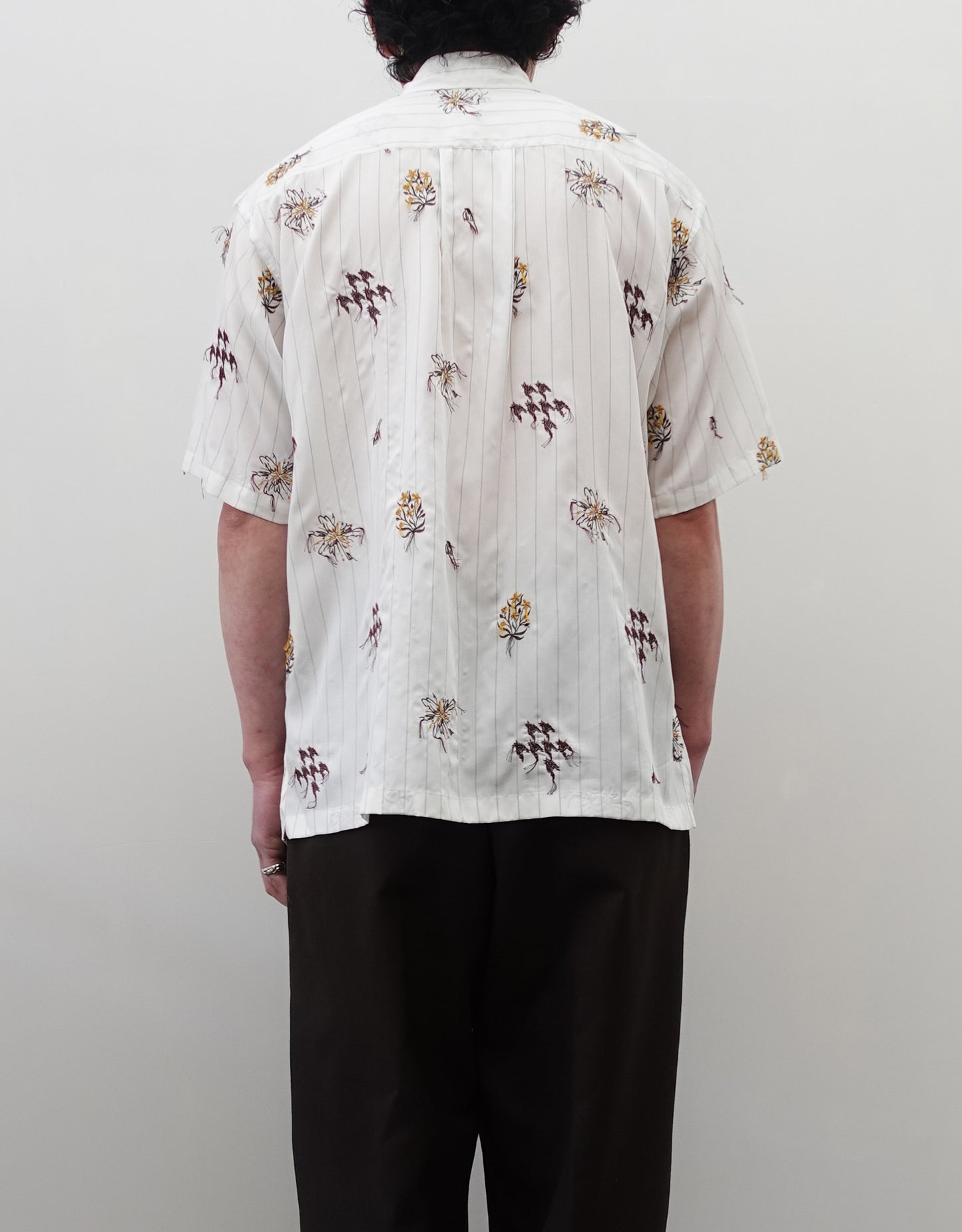 NEZU YO-HINTEN(根津洋品店) スーベニア刺繍半袖シャツ ホワイト ストライプ テンセル 柔らかくしなやか 通販 184cm着用イメージ 上半身 背面 セレクトショップ VOUILLON