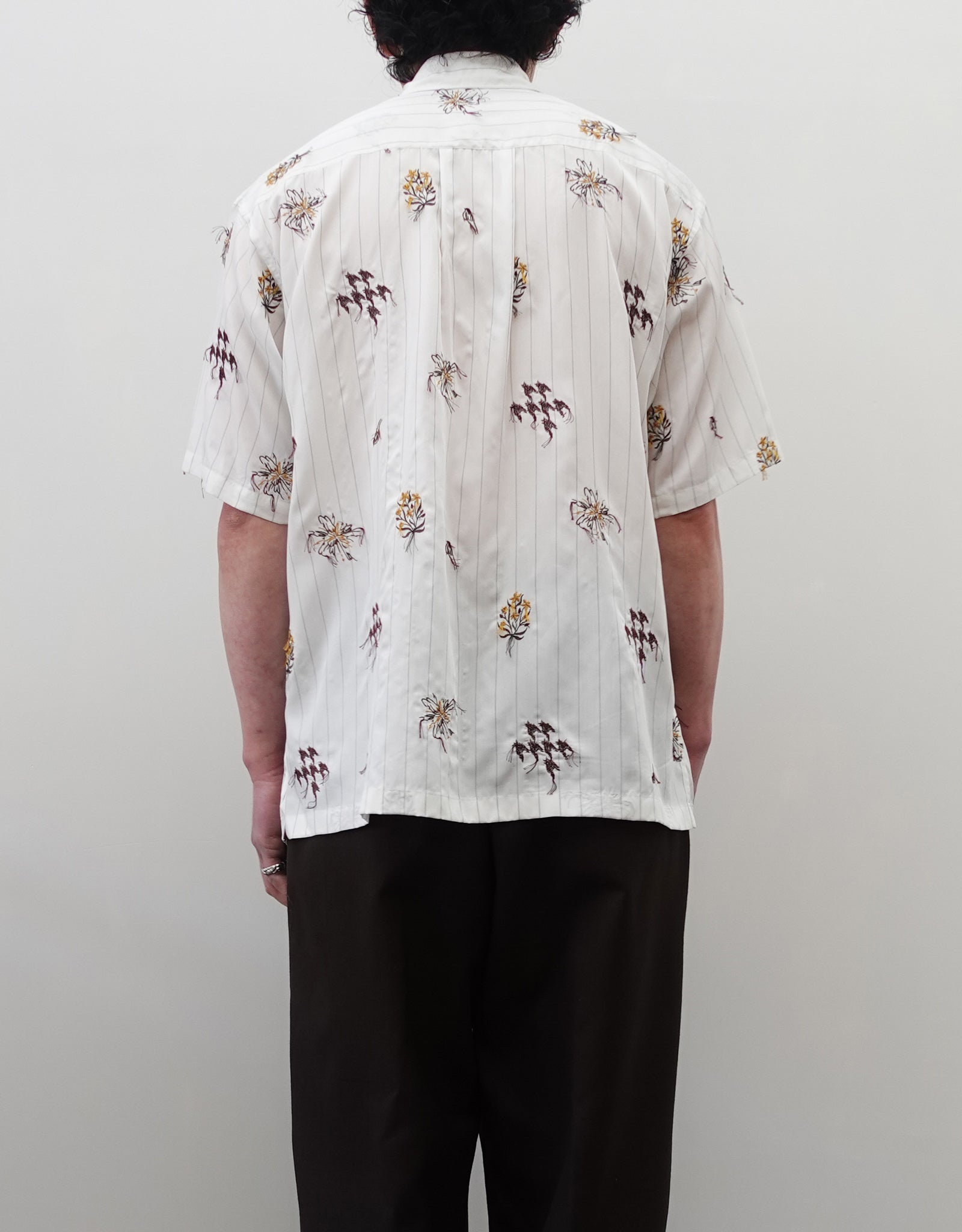 NEZU YO-HINTEN(根津洋品店) スーベニア刺繍半袖シャツ ホワイト ストライプ テンセル 柔らかくしなやか 通販 184cm着用イメージ 上半身 背面 セレクトショップ VOUILLON