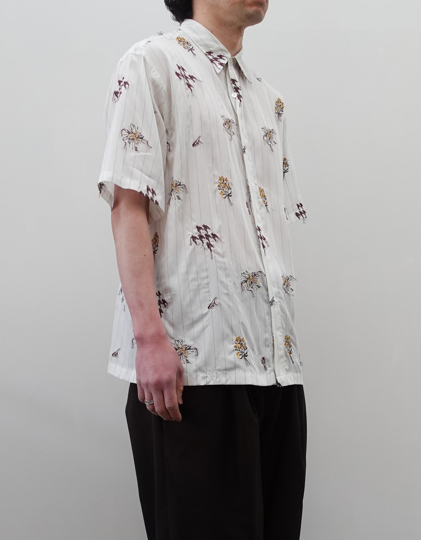 NEZU YO-HINTEN(根津洋品店) スーベニア刺繍半袖シャツ ホワイト ストライプ テンセル 柔らかくしなやか 通販 184cm着用イメージ 上半身 左 セレクトショップ VOUILLON