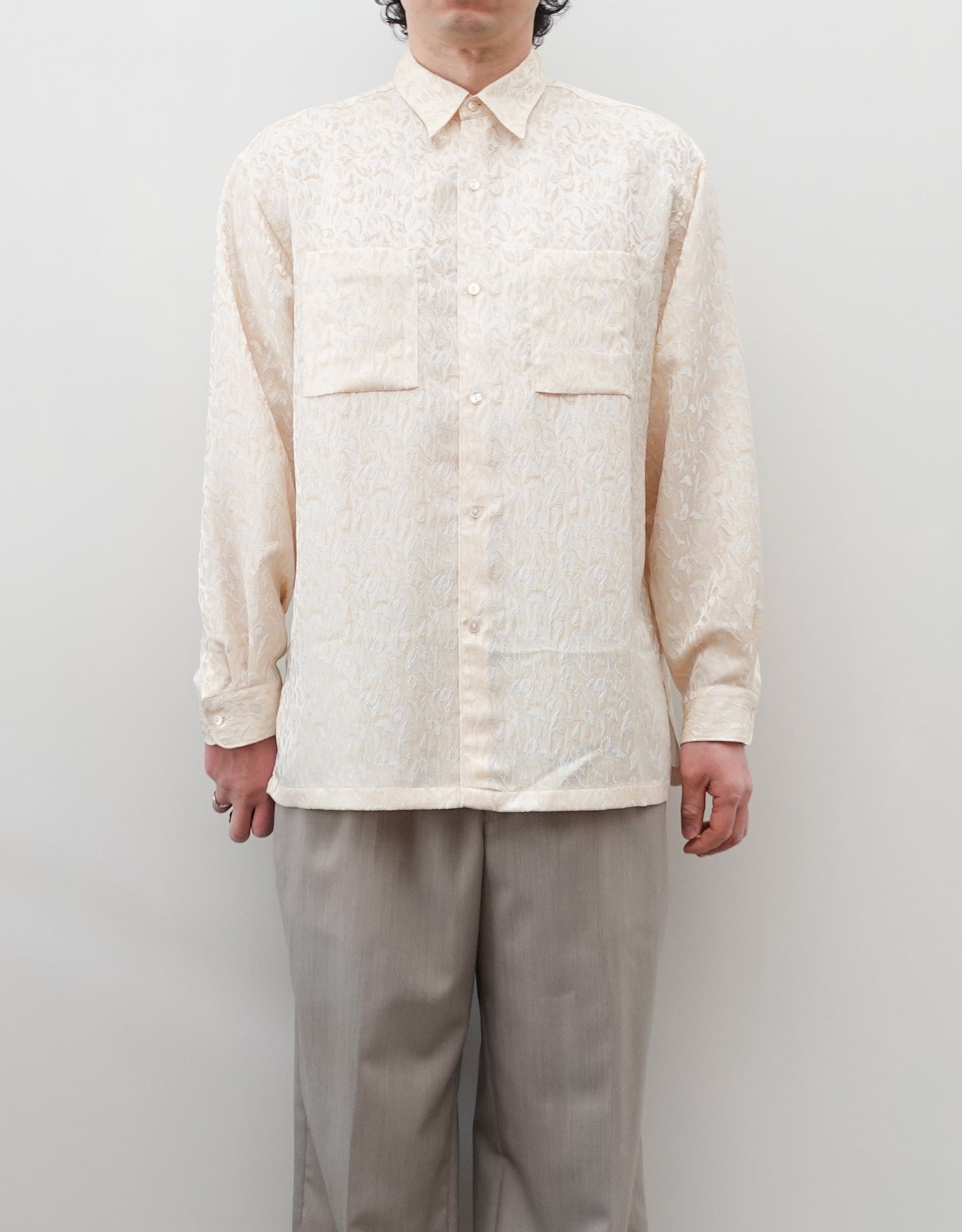 NEZU YO-HINTEN(根津洋品店) ジャガードシャツ ホワイト シルクのようなドレープ性 通販 184cm着用イメージ 上半身 前 セレクトショップ VOUILLON