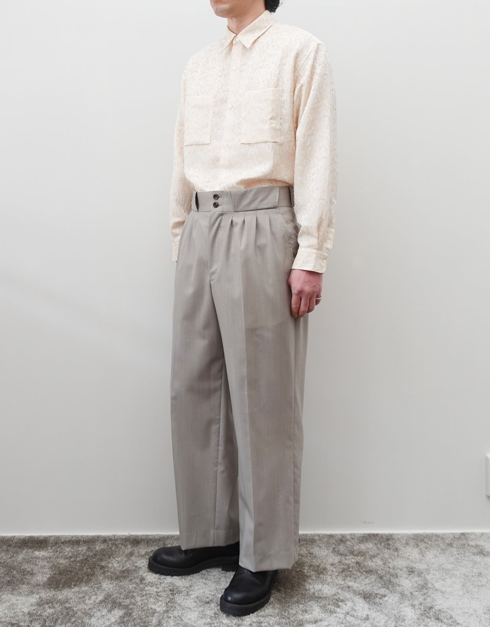 NEZU YO-HINTEN(根津洋品店) ジャガードシャツ ホワイト シルクのようなドレープ性 通販 184cm着用イメージ 全身 タックイン セレクトショップ VOUILLON