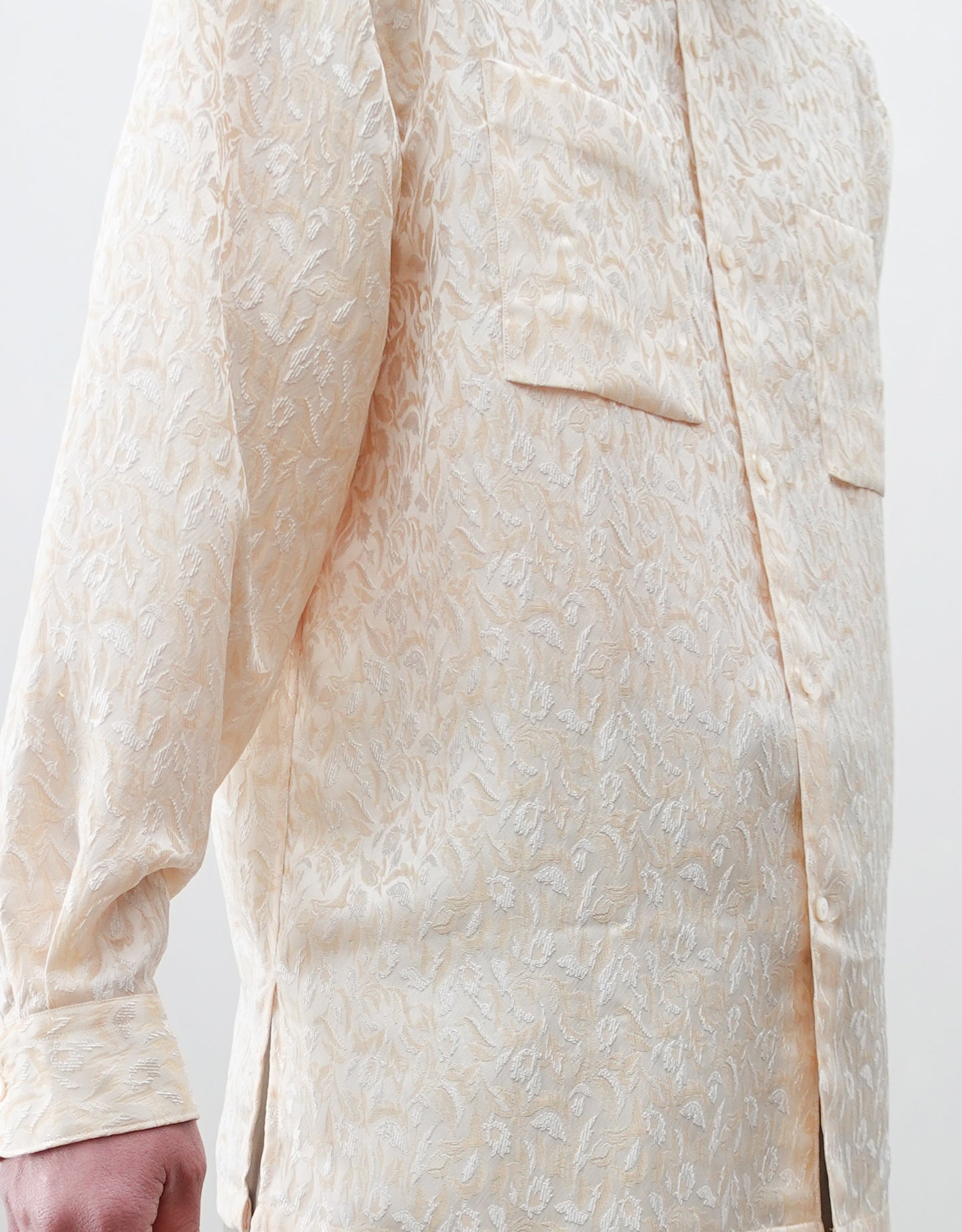 NEZU YO-HINTEN(根津洋品店) ジャガードシャツ ホワイト シルクのようなドレープ性 通販 184cm着用イメージ 生地アップ 凹凸 セレクトショップ VOUILLON
