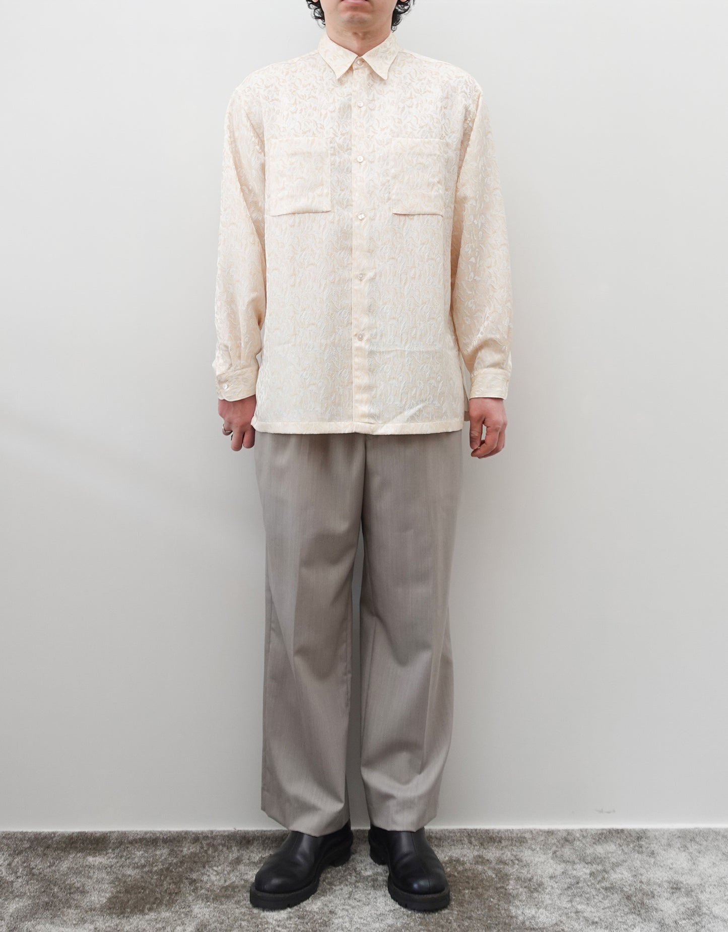 NEZU YO-HINTEN(根津洋品店) ジャガードシャツ ホワイト シルクのようなドレープ性 通販 184cm着用イメージ 全身 スラックス セレクトショップ VOUILLON