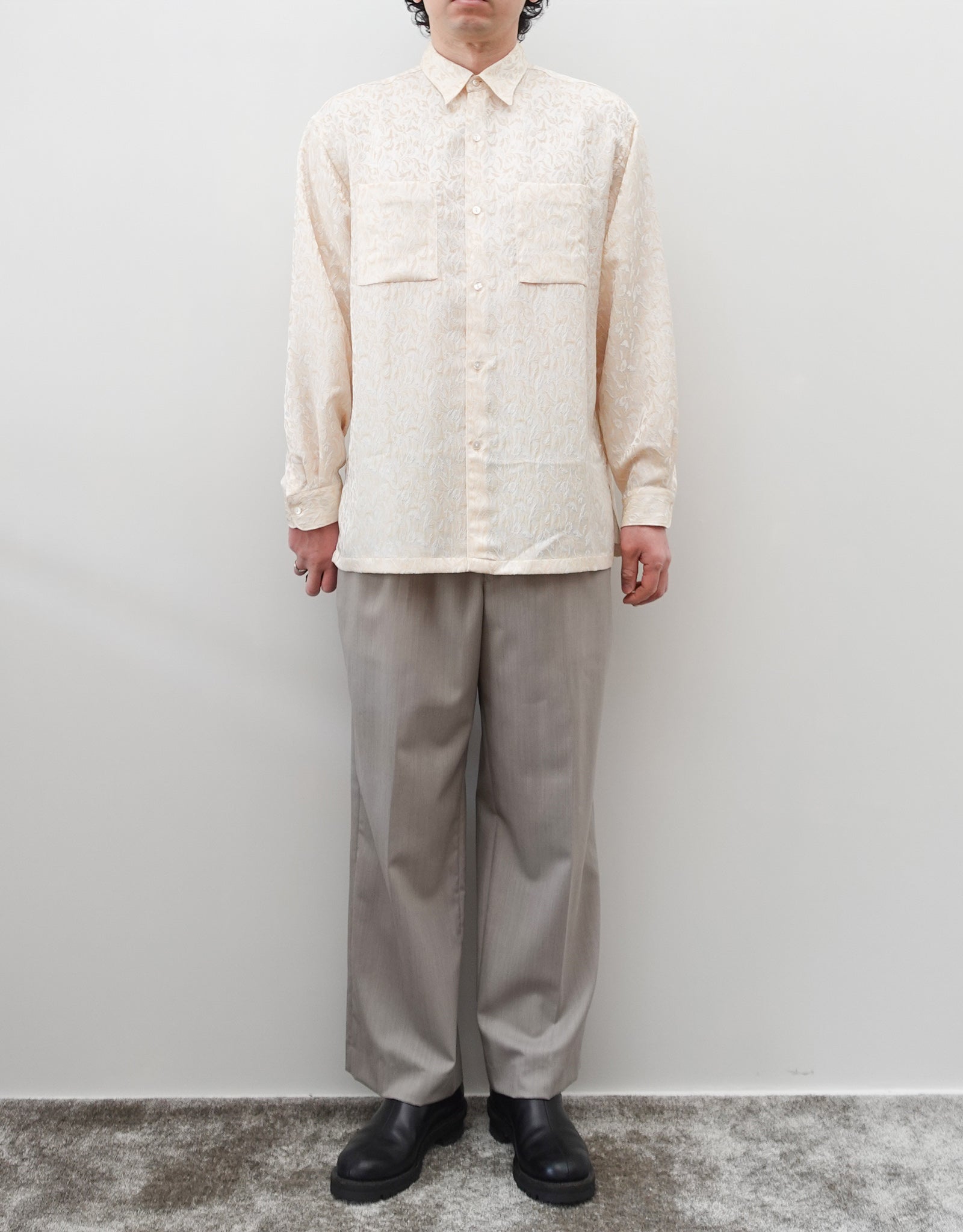 NEZU YO-HINTEN(根津洋品店) ジャガードシャツ ホワイト シルクのようなドレープ性 通販 184cm着用イメージ 全身 スラックス セレクトショップ VOUILLON