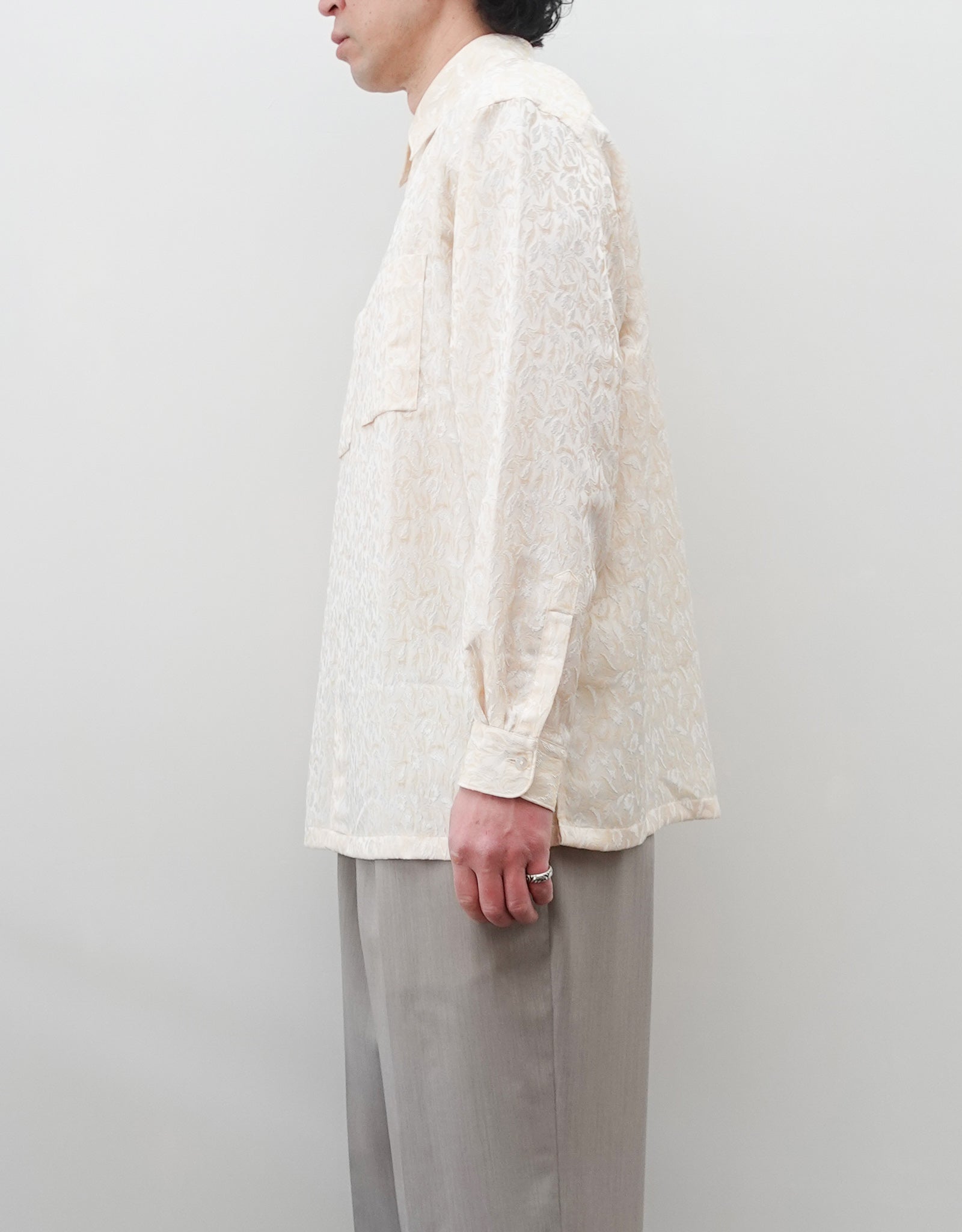 NEZU YO-HINTEN(根津洋品店) ジャガードシャツ ホワイト シルクのようなドレープ性 通販 184cm着用イメージ 上半身 右 セレクトショップ VOUILLON