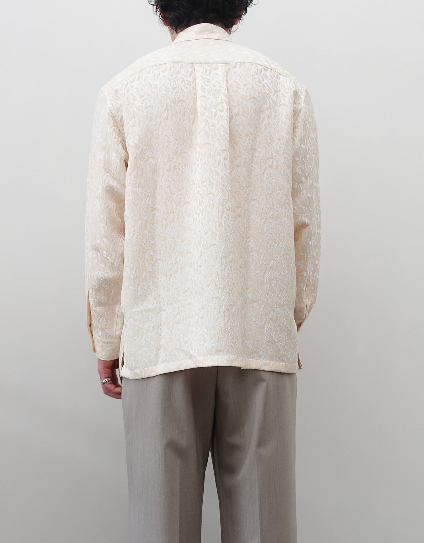 NEZU YO-HINTEN(根津洋品店) ジャガードシャツ ホワイト シルクのようなドレープ性 通販 184cm着用イメージ 上半身 背面 セレクトショップ VOUILLON