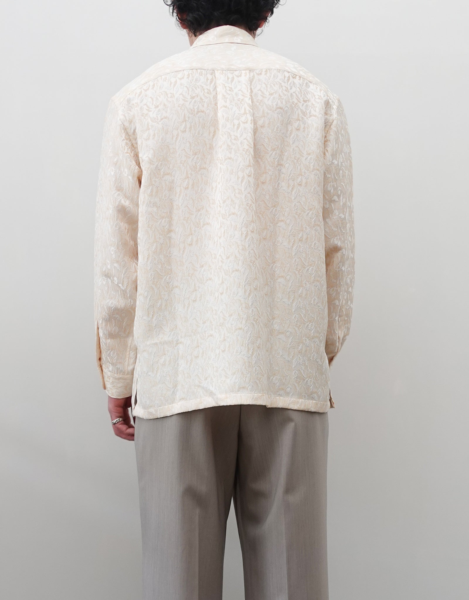 NEZU YO-HINTEN(根津洋品店) ジャガードシャツ ホワイト シルクのようなドレープ性 通販 184cm着用イメージ 上半身 背面 セレクトショップ VOUILLON
