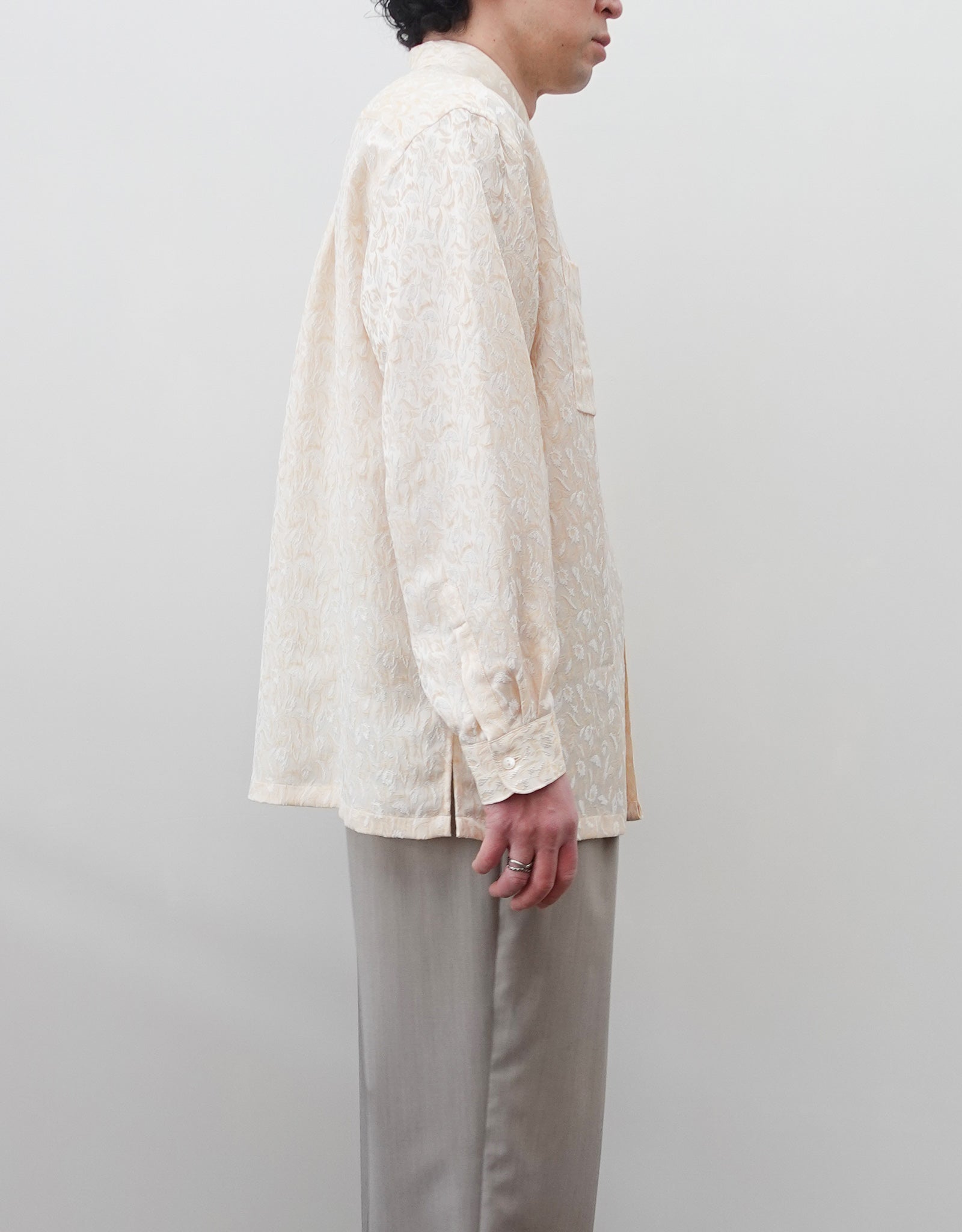 NEZU YO-HINTEN(根津洋品店) ジャガードシャツ ホワイト シルクのようなドレープ性 通販 184cm着用イメージ 上半身 左 セレクトショップ VOUILLON