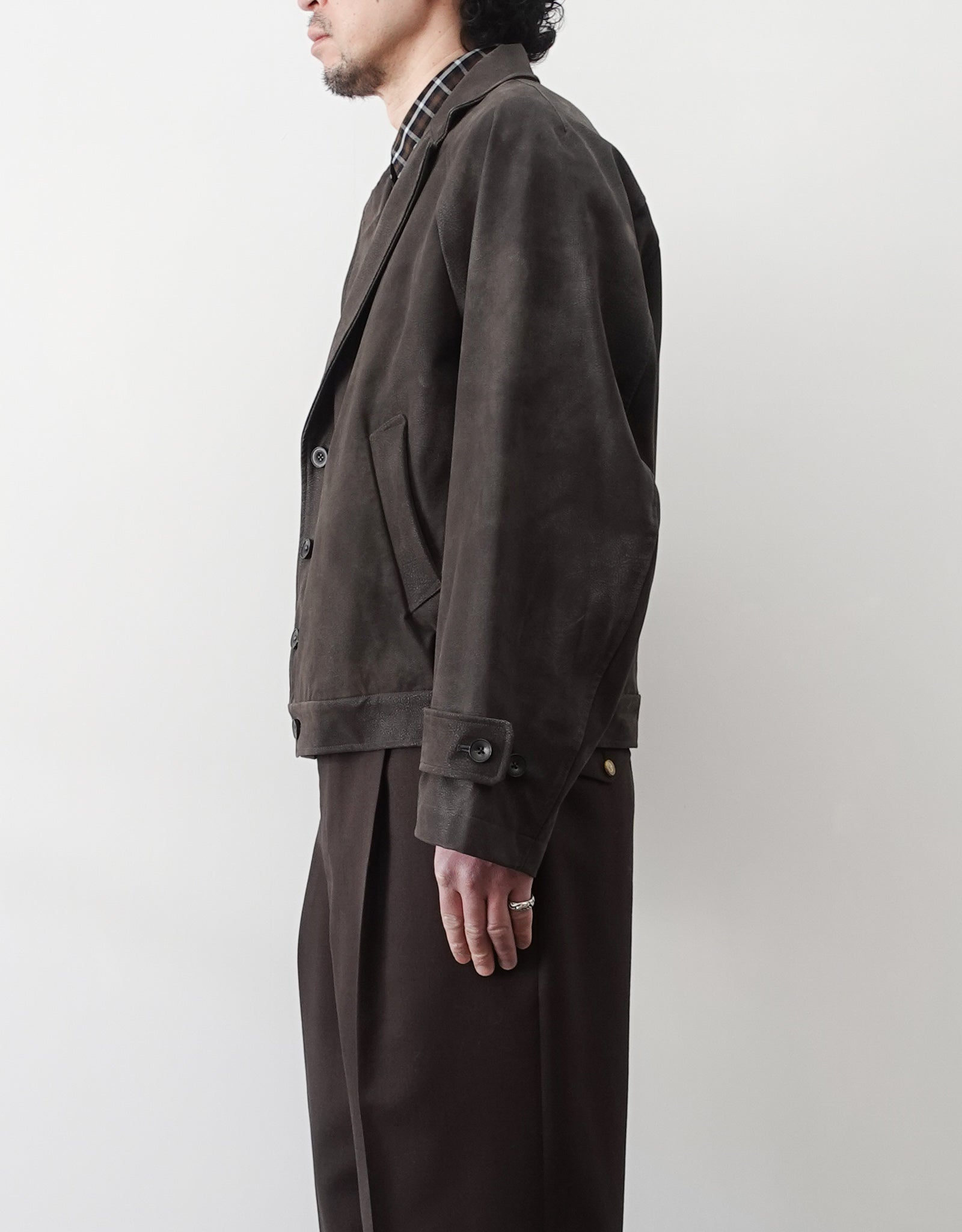 NEZU YO-HINTEN(根津洋品店) ショートジャケット シンセティックレザー  スエード グレー コートをブルゾン仕様にしたデザイン 通販 184cm着用イメージ 右向き セレクトショップ VOUILLON